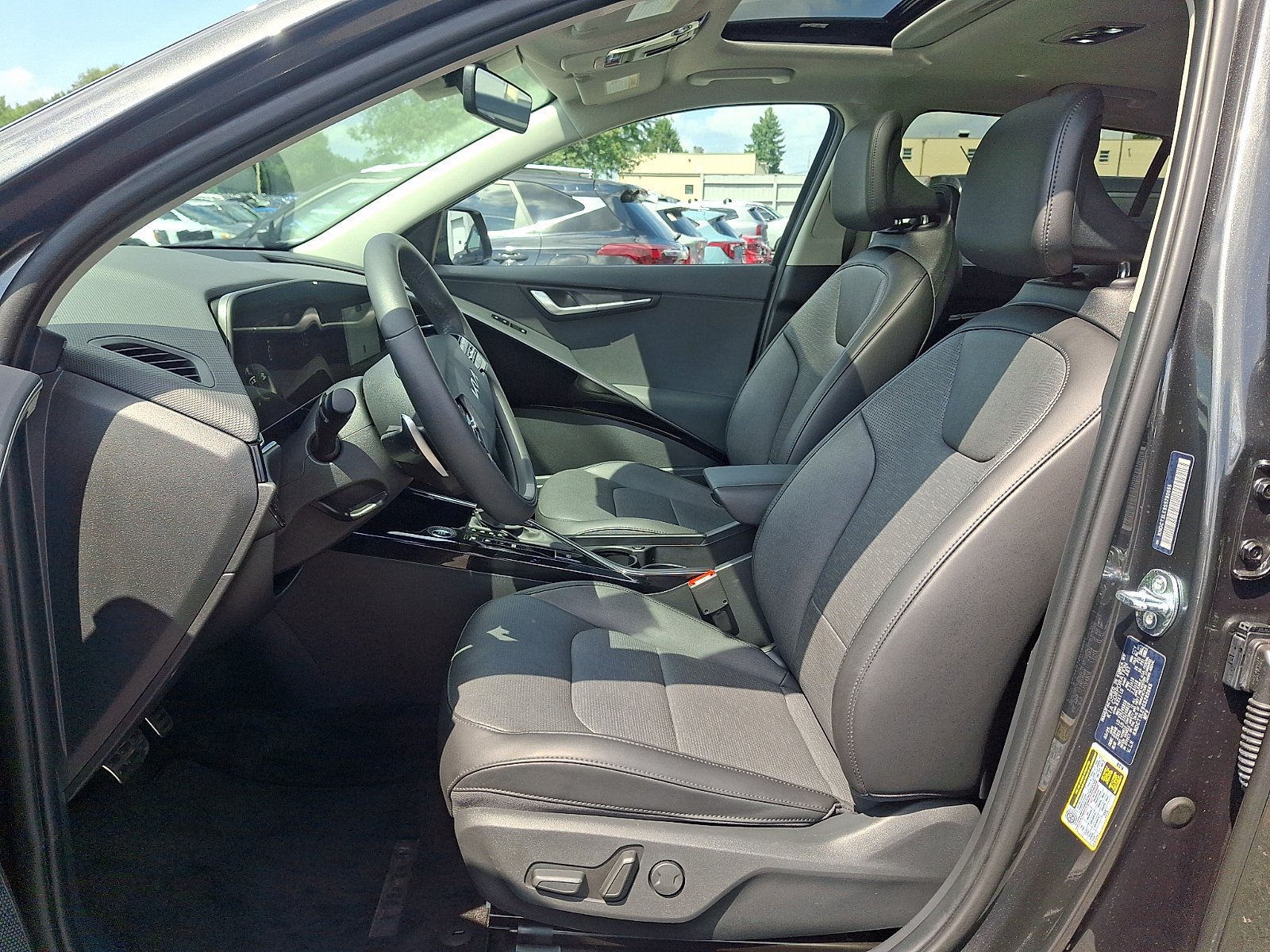 Used 2025 Kia Niro SX Touring FWD image 13