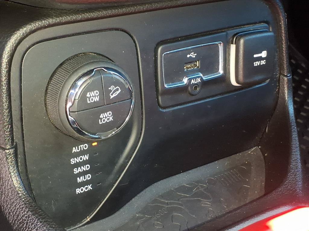 Used 2016 Jeep Renegade Trailhawk w/ Premium Trailhawk Package AWD/4WD image 31