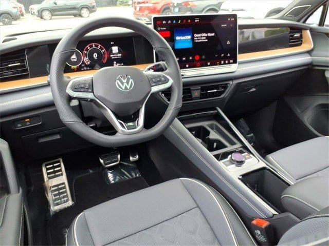 Certified 2025 Volkswagen Tiguan SEL R-Line image 12