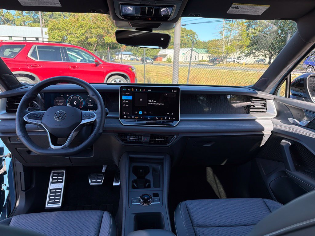 Used 2025 Volkswagen Tiguan SE R-Line AWD/4WD image 8
