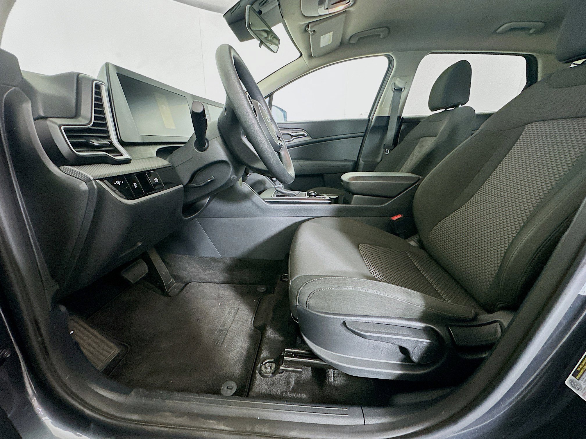 Used 2025 Kia Sportage LX image 13