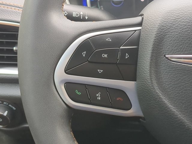 Used 2023 Chrysler Pacifica Pinnacle FWD image 32