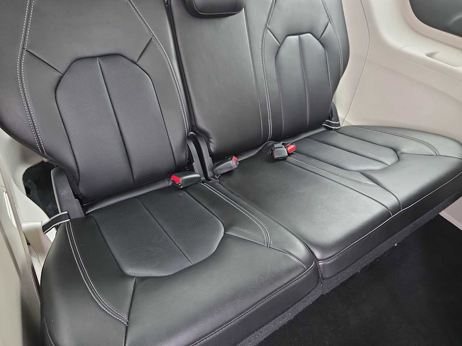 Used 2024 Chrysler Pacifica Select image 30