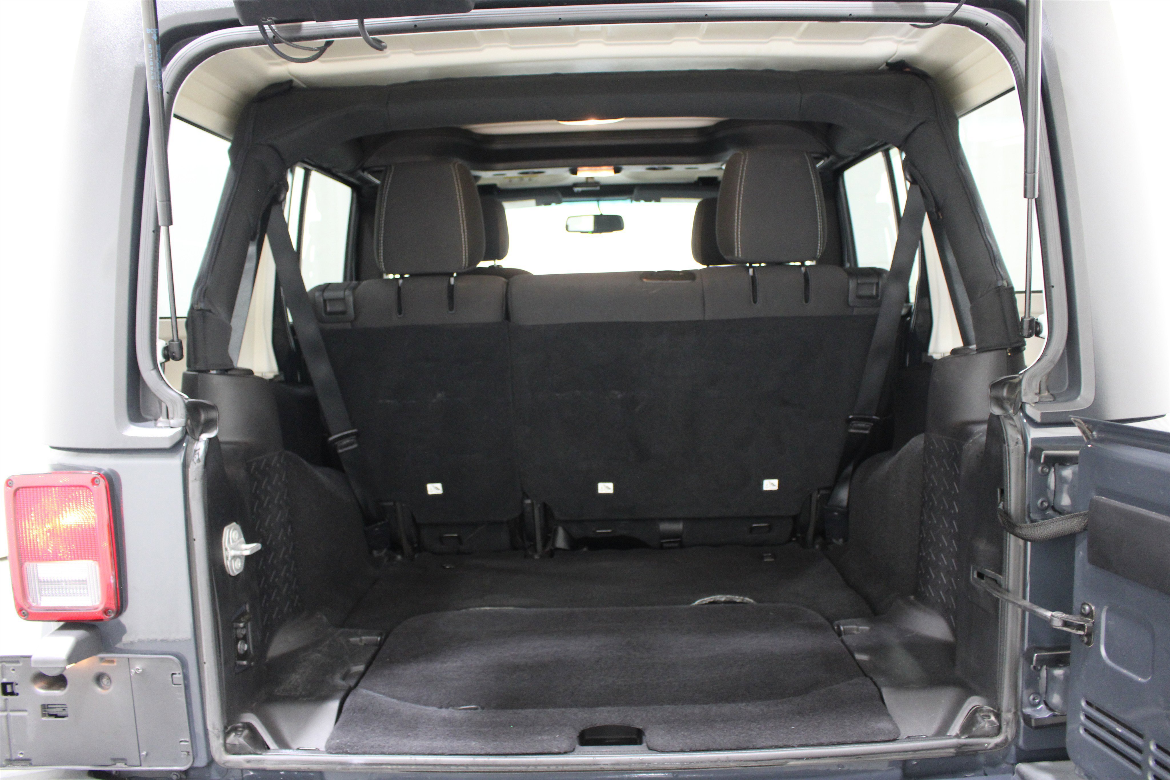 Used 2016 Jeep Wrangler Unlimited Sahara w/ Max Tow Package image 17