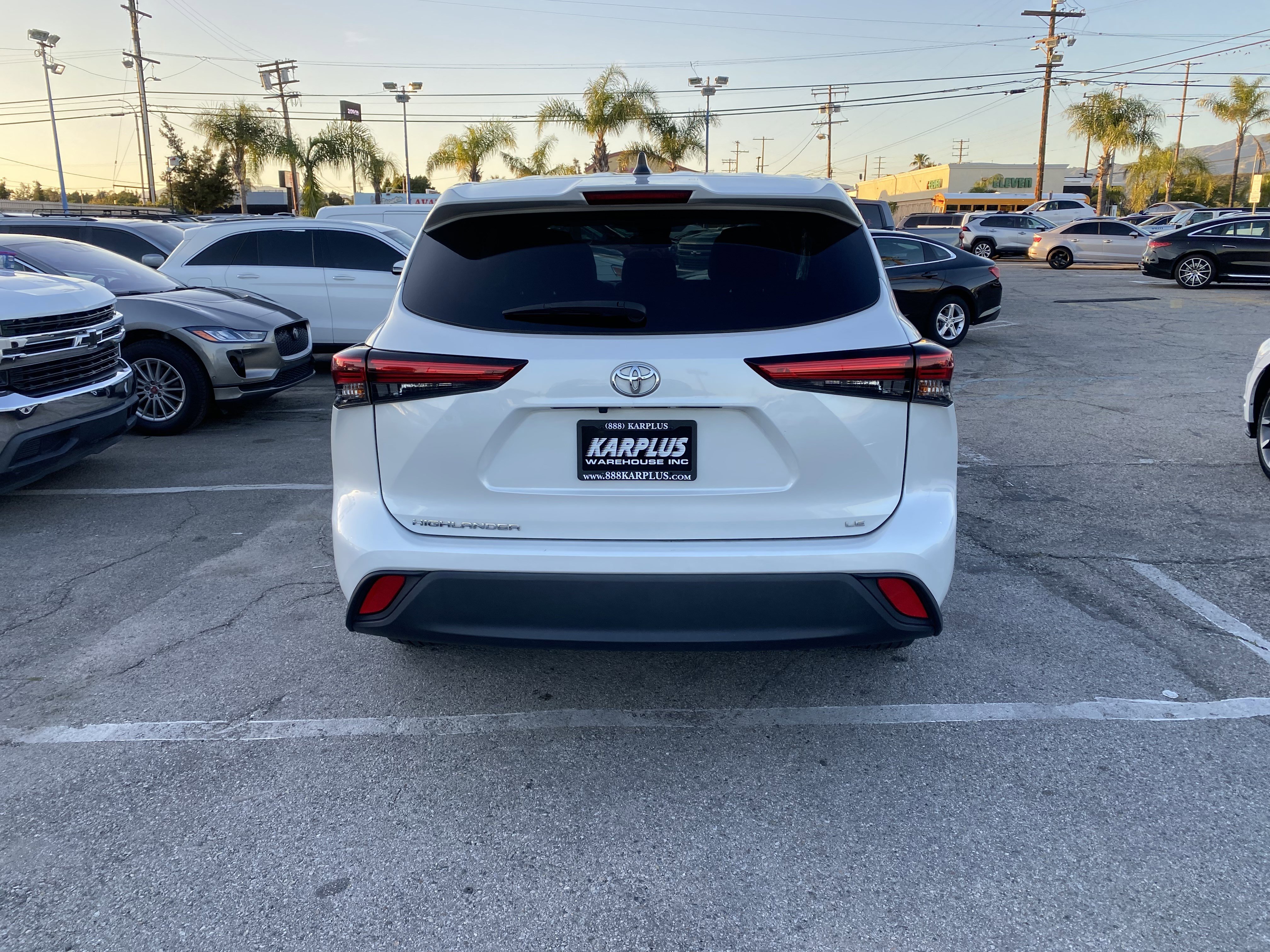 Used 2022 Toyota Highlander LE FWD image 9