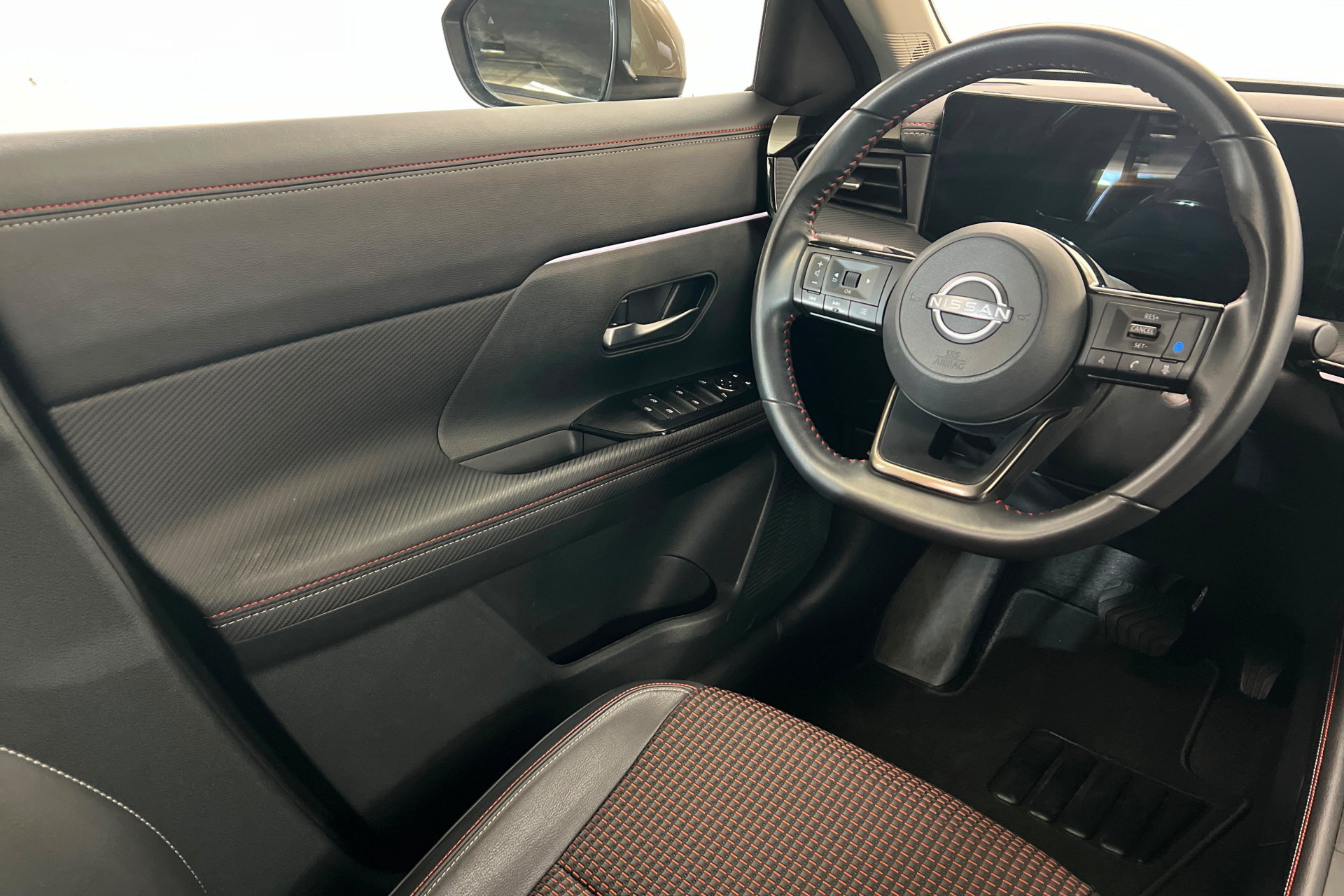 Used 2025 Nissan Kicks SR FWD image 12