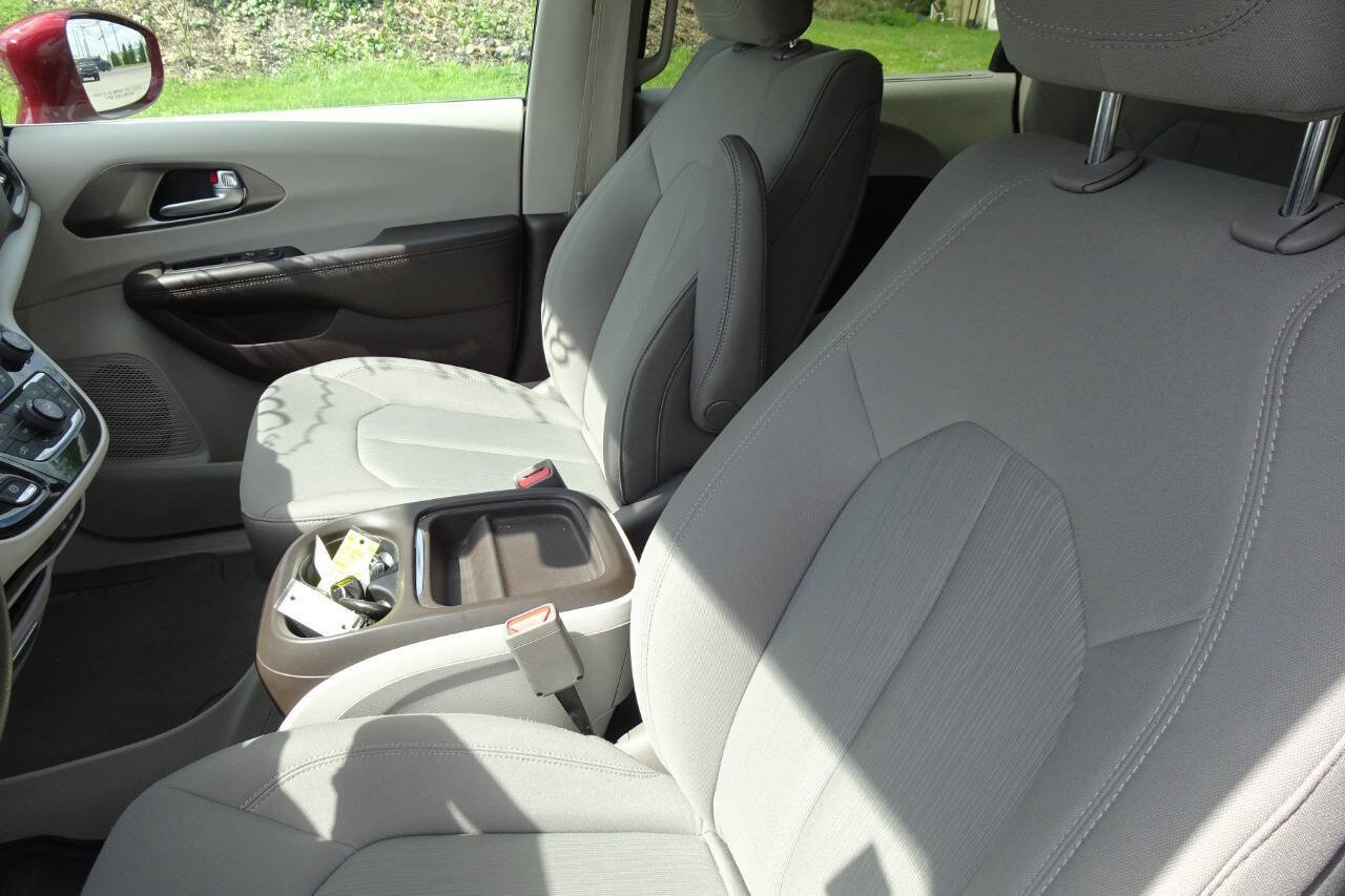 Used 2018 Chrysler Pacifica Touring Plus FWD image 17