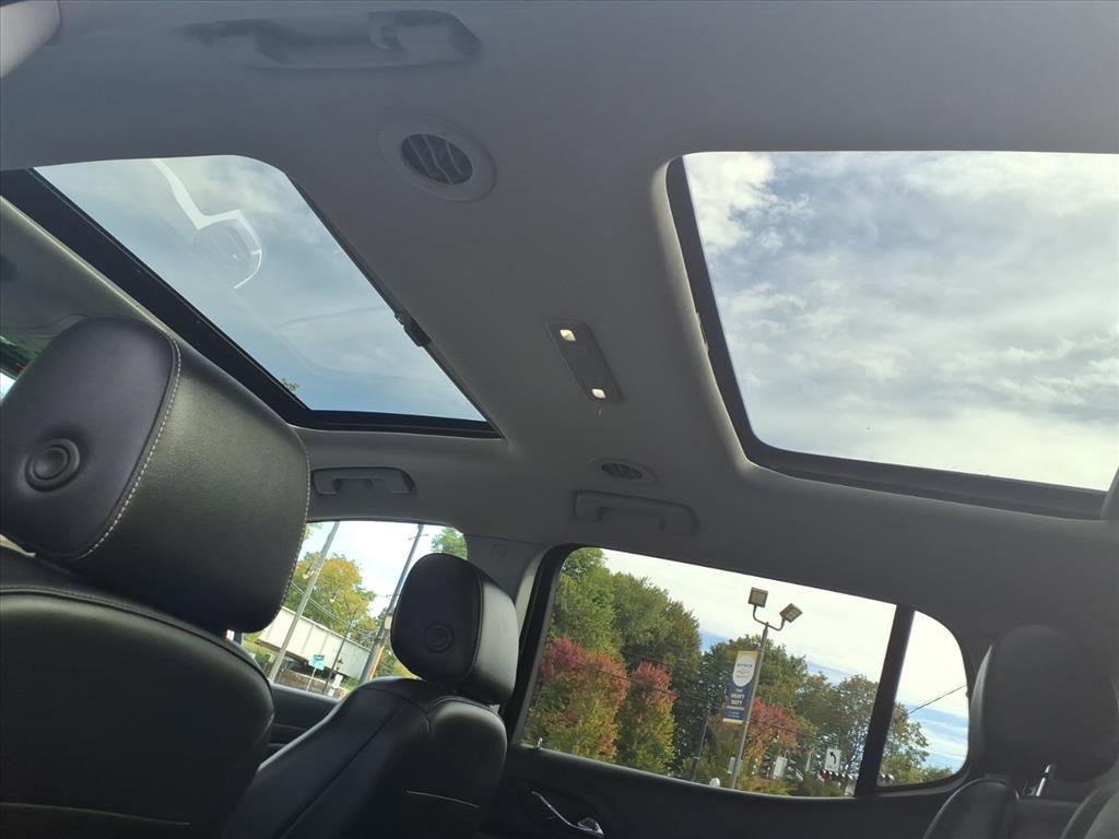 Used 2023 GMC Acadia SLT w/ Elevation Edition image 18