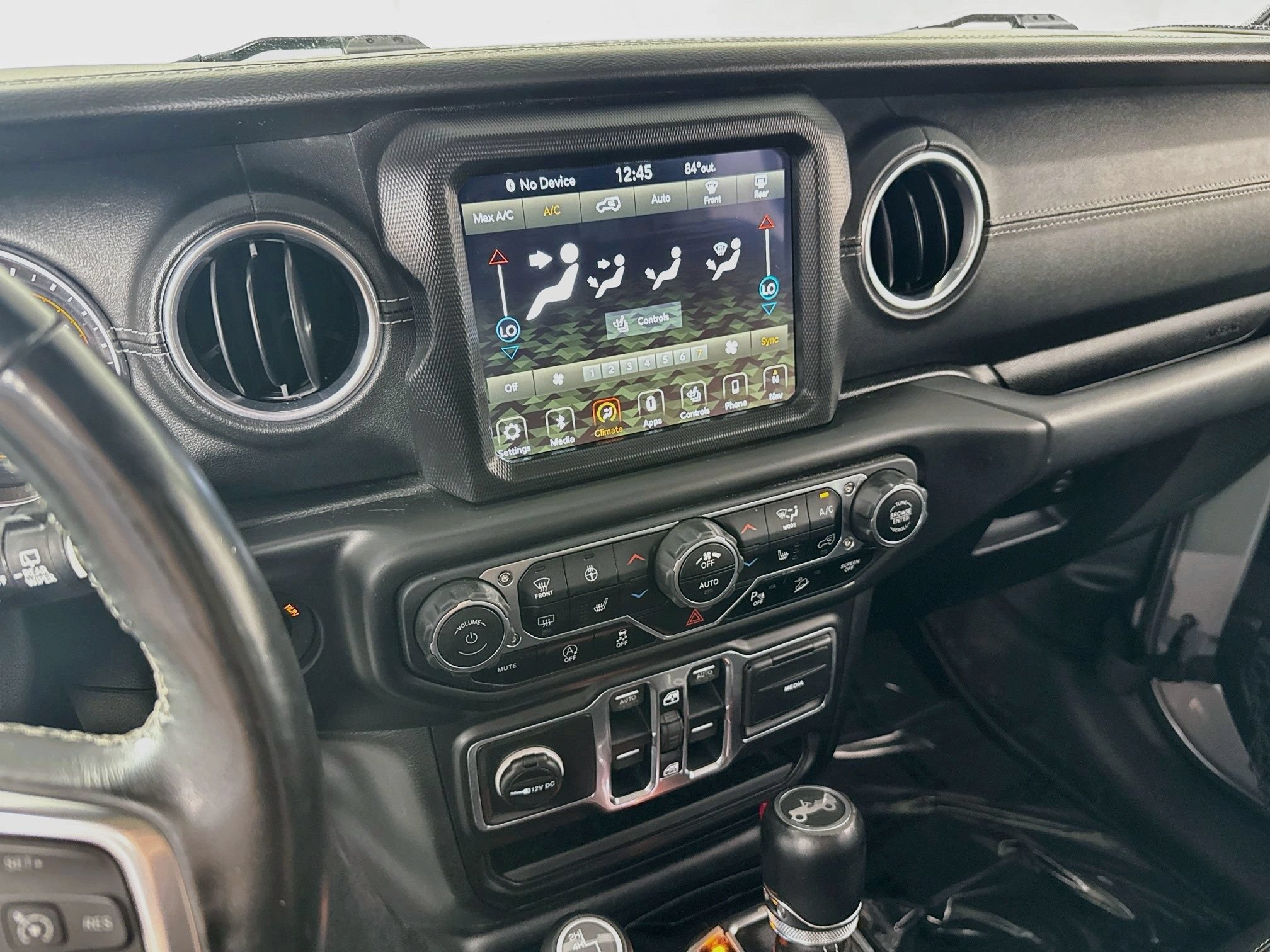 Used 2018 Jeep Wrangler Unlimited Sahara w/ Uconnect 4C Nav & Sound Group AWD/4WD image 15