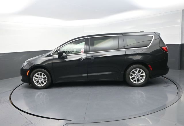 Used 2023 Chrysler Voyager LX image 6