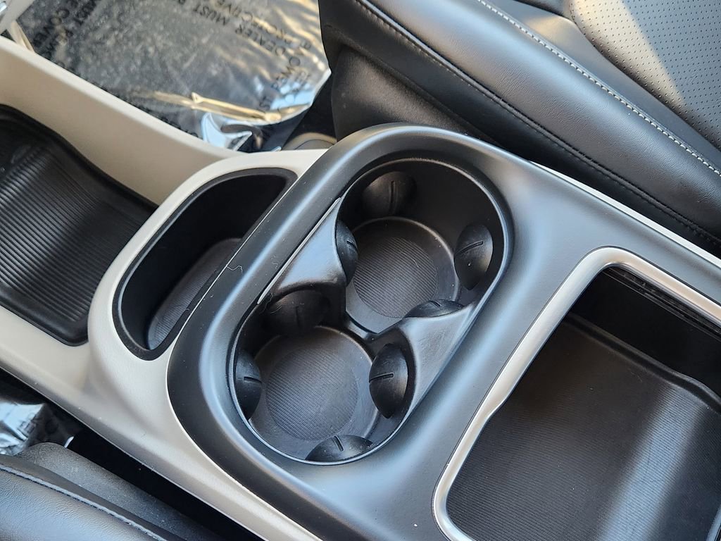 Used 2024 Chrysler Pacifica Select image 10