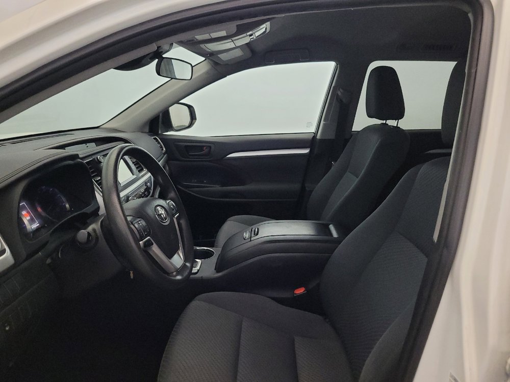 Used 2019 Toyota Highlander LE AWD/4WD image 17
