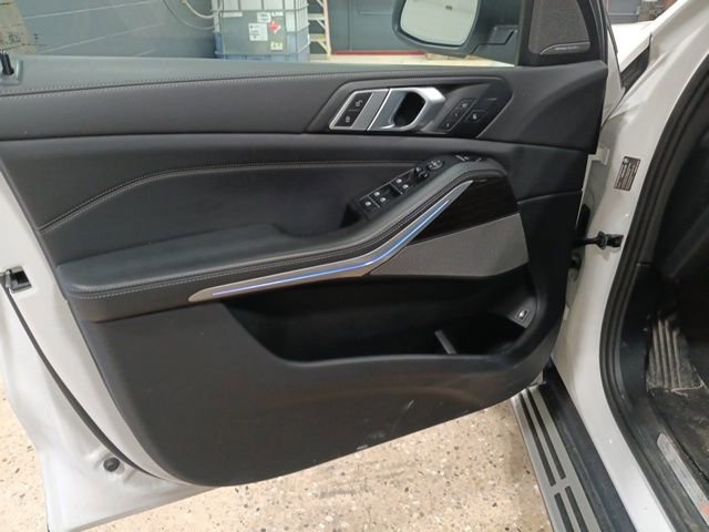 Used 2025 BMW X5 xDrive50e image 11