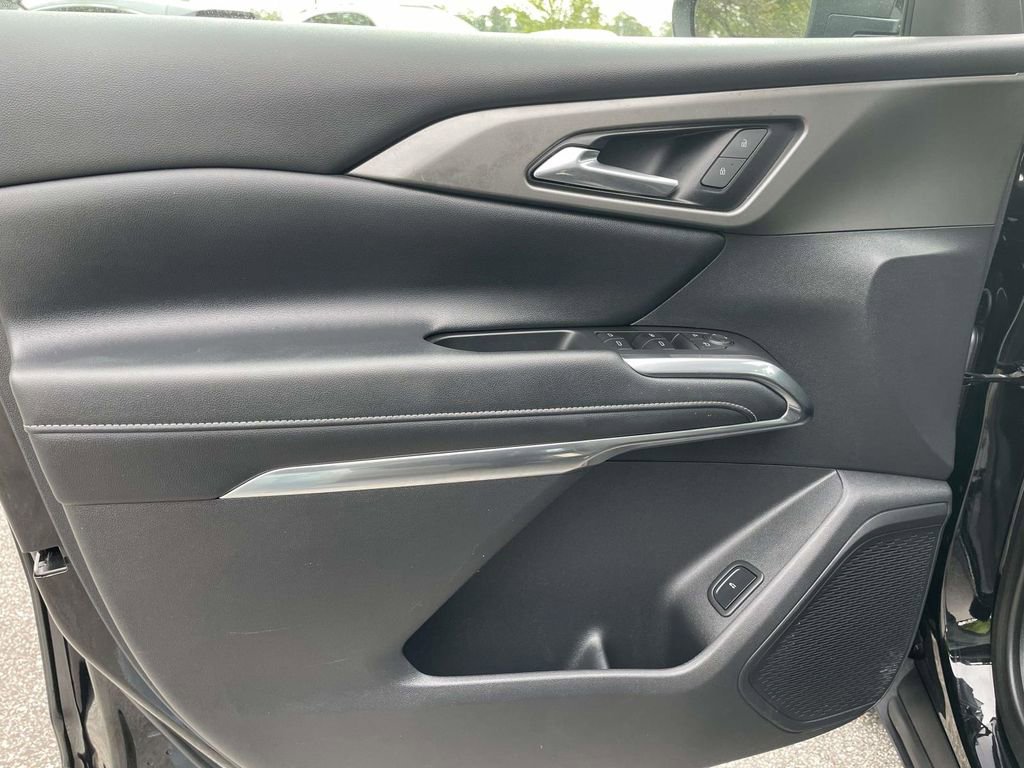 Used 2025 Chevrolet Traverse LT FWD image 16