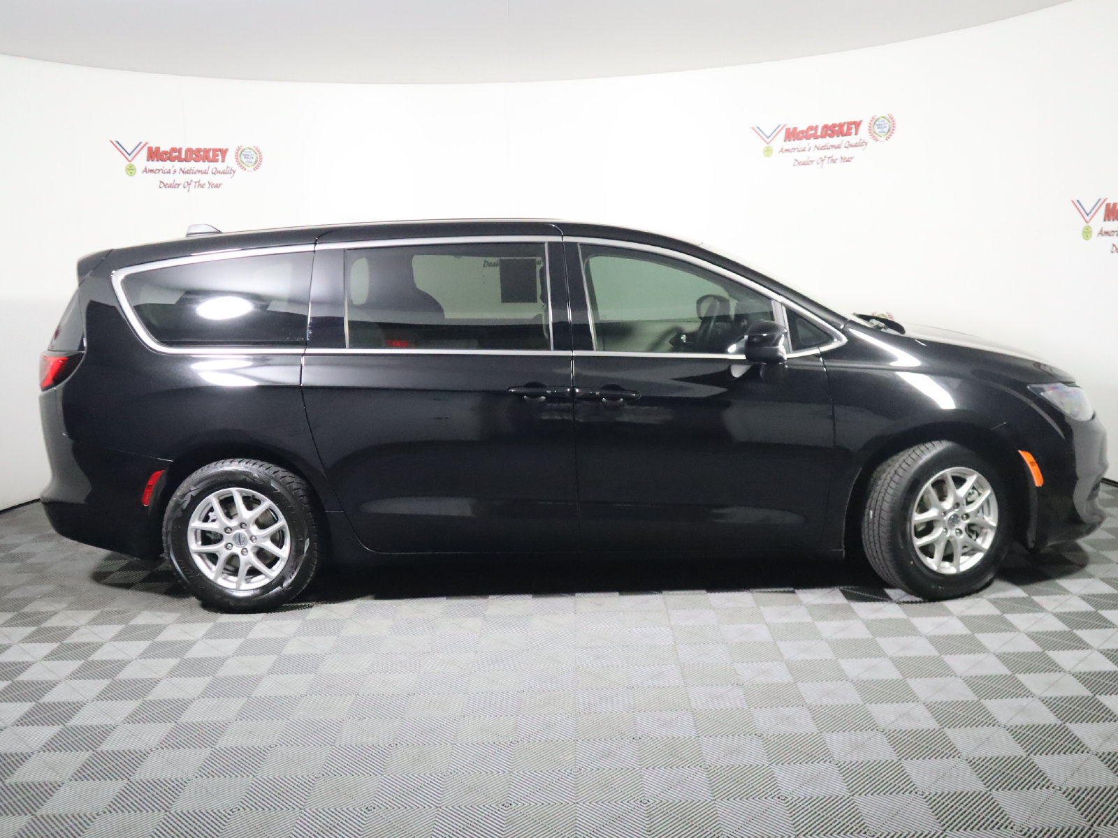 Used 2024 Chrysler Voyager LX FWD image 3