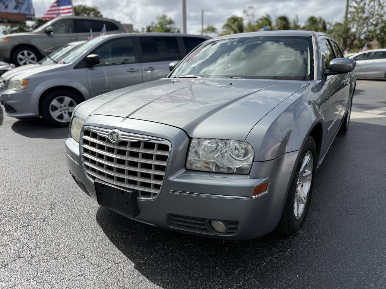 Used 2006 Chrysler 300 Touring RWD image 2