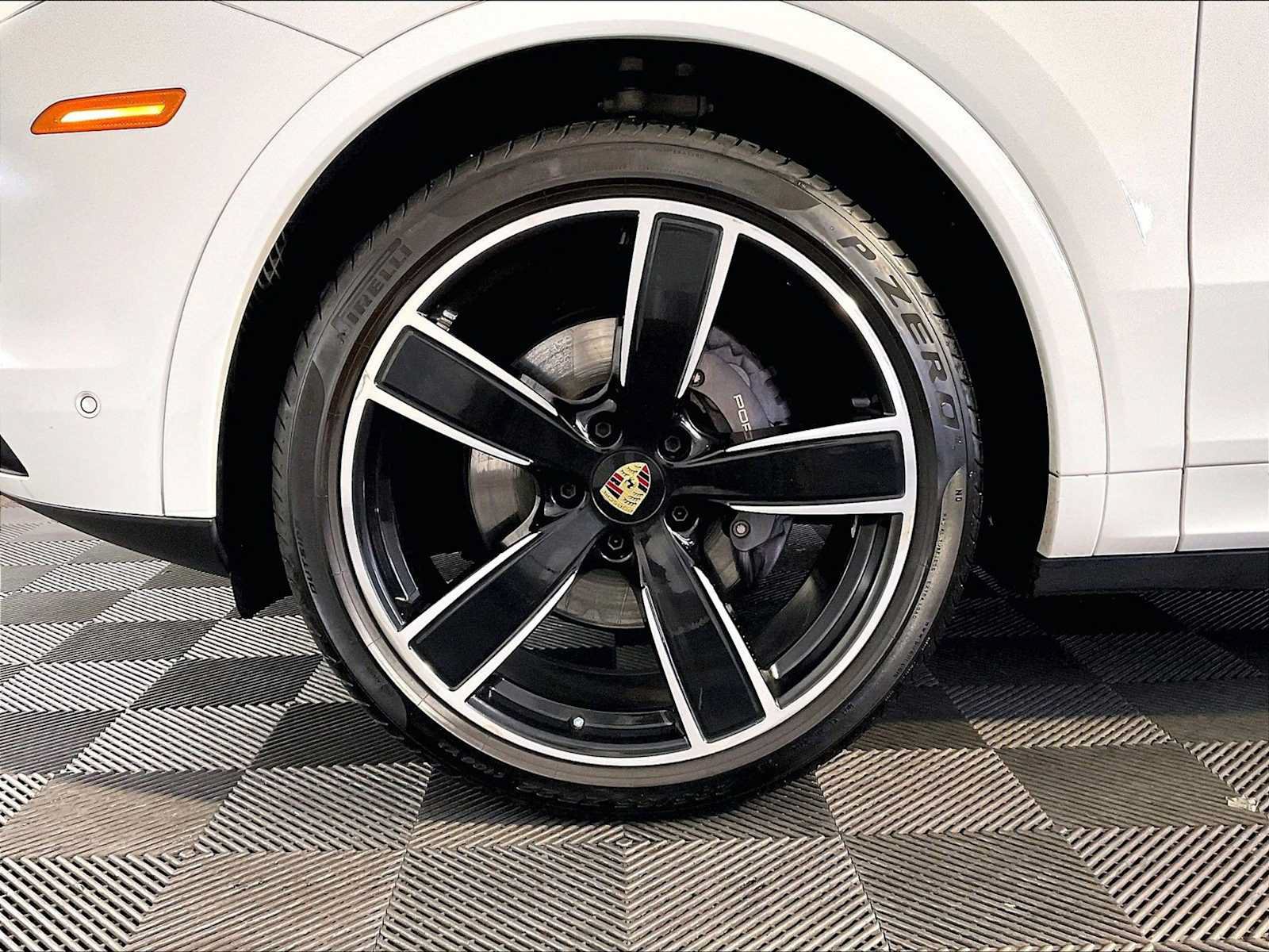 Certified 2023 Porsche Cayenne Platinum Edition AWD/4WD image 11