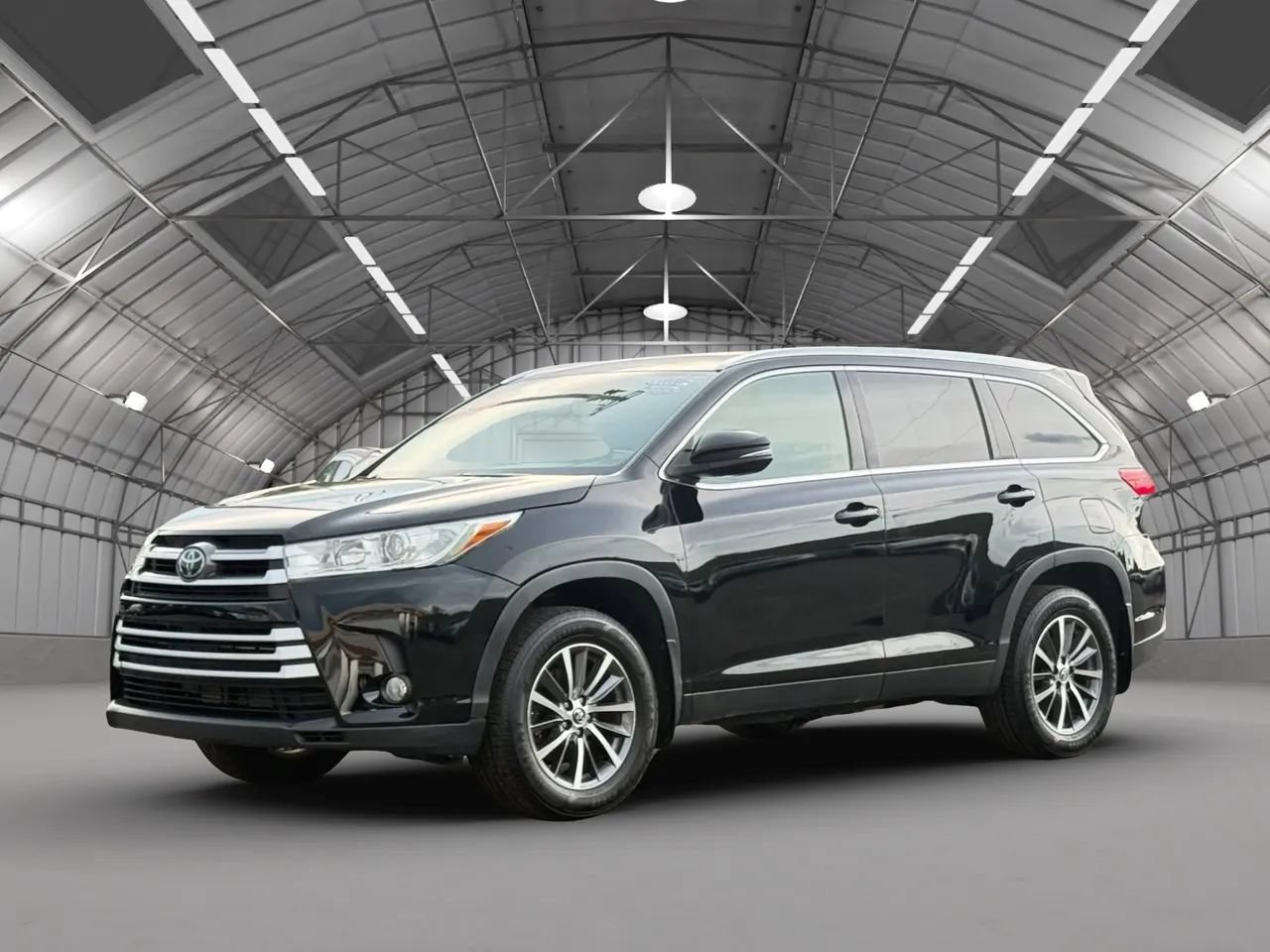 Used 2019 Toyota Highlander XLE w/ Preferred Accessory Package AWD/4WD image 3