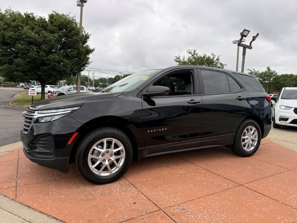 Used 2023 Chevrolet Equinox LS w/ LS Convenience Package FWD image 3