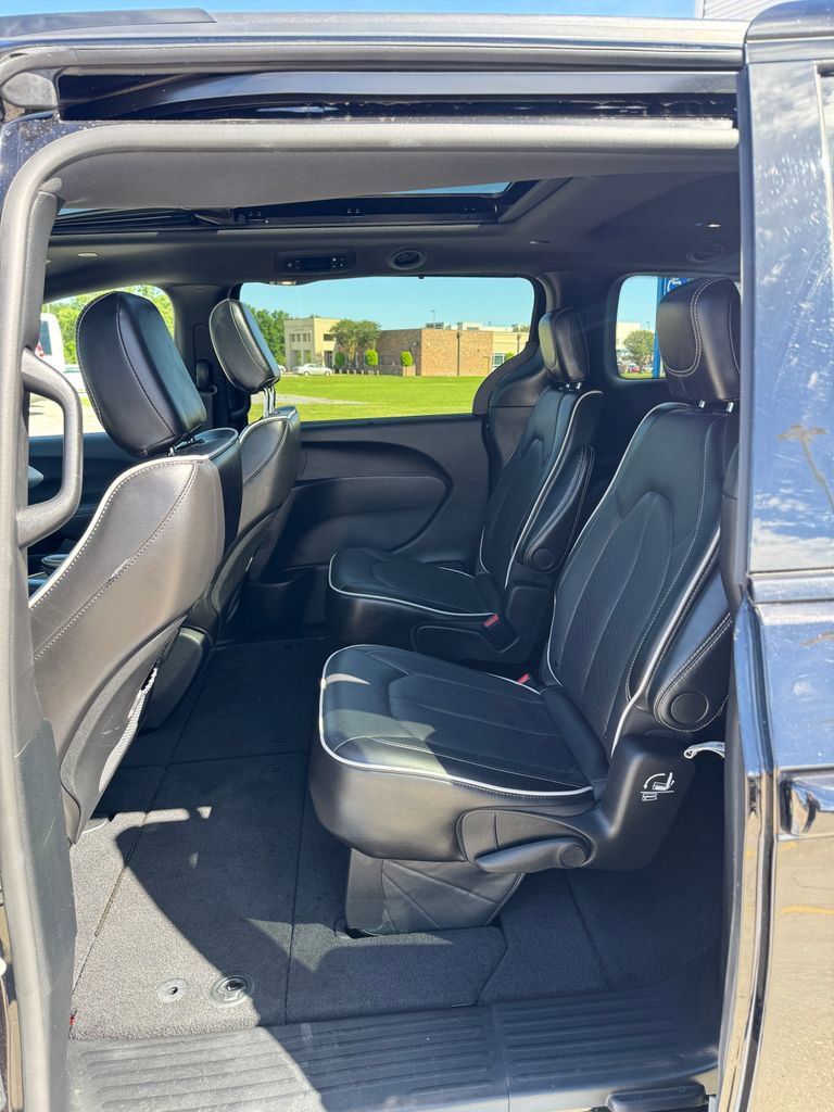 Used 2025 Chrysler Pacifica Limited image 18