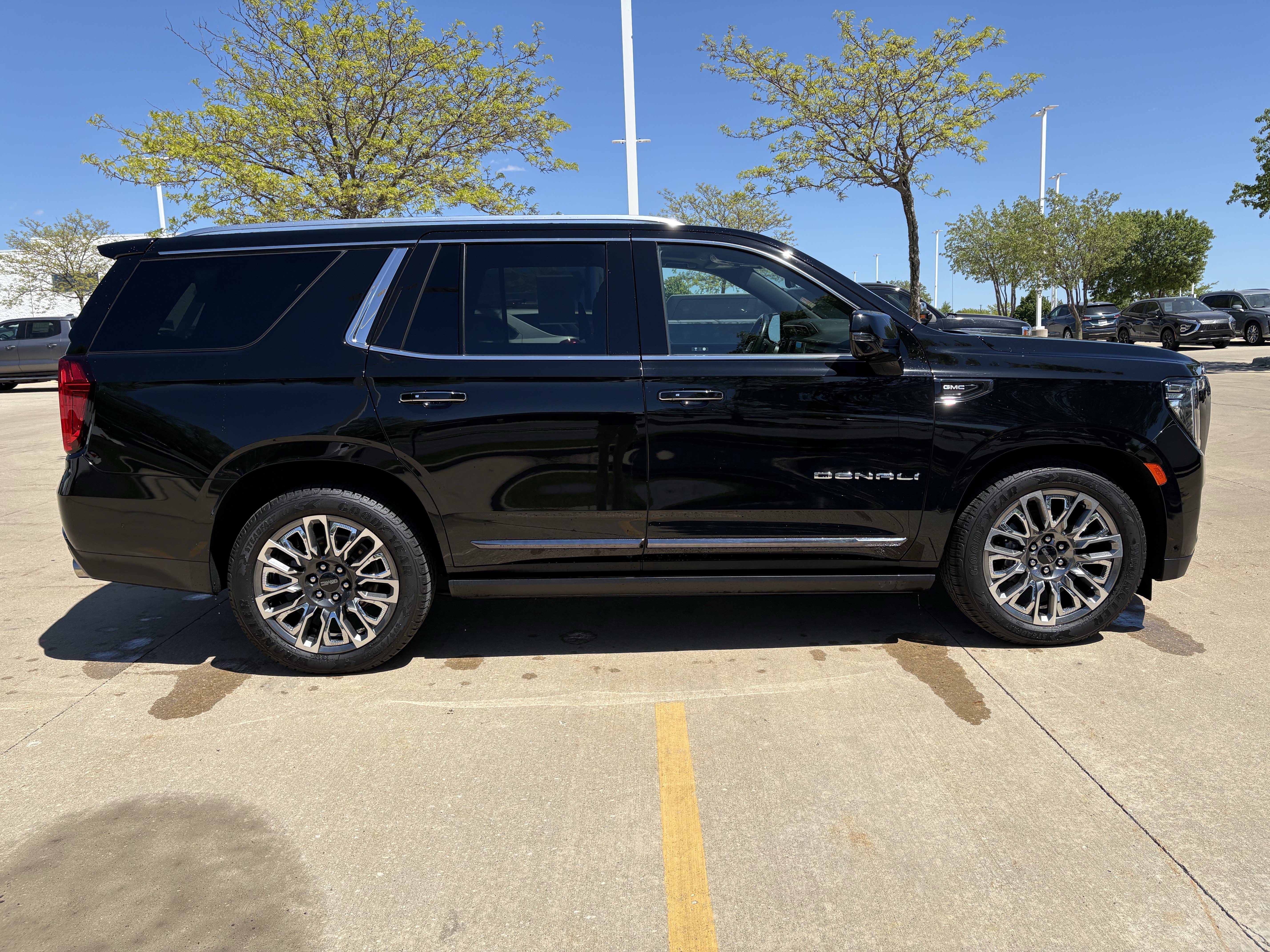 Used 2023 GMC Yukon Denali Ultimate AWD/4WD image 8