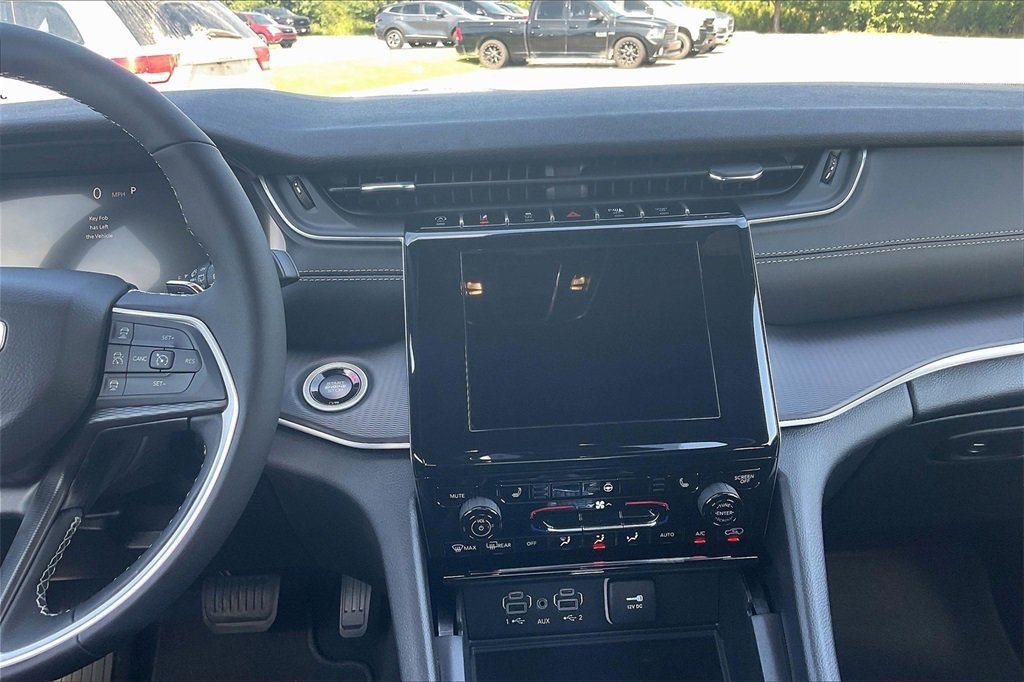 New 2025 Jeep Grand Cherokee Altitude image 7