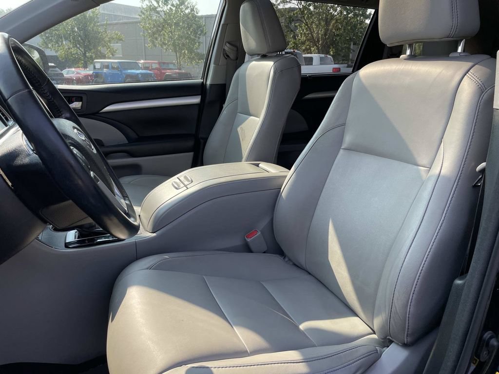Used 2018 Toyota Highlander XLE FWD image 23