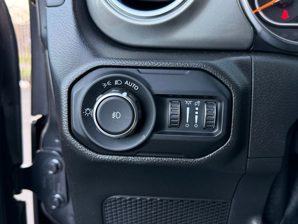 Used 2022 Jeep Wrangler Unlimited Sahara image 19