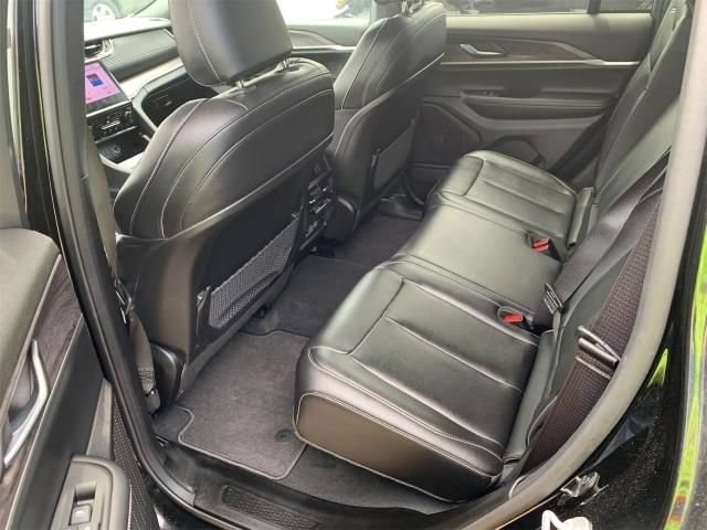 Used 2025 Jeep Grand Cherokee Limited RWD image 13