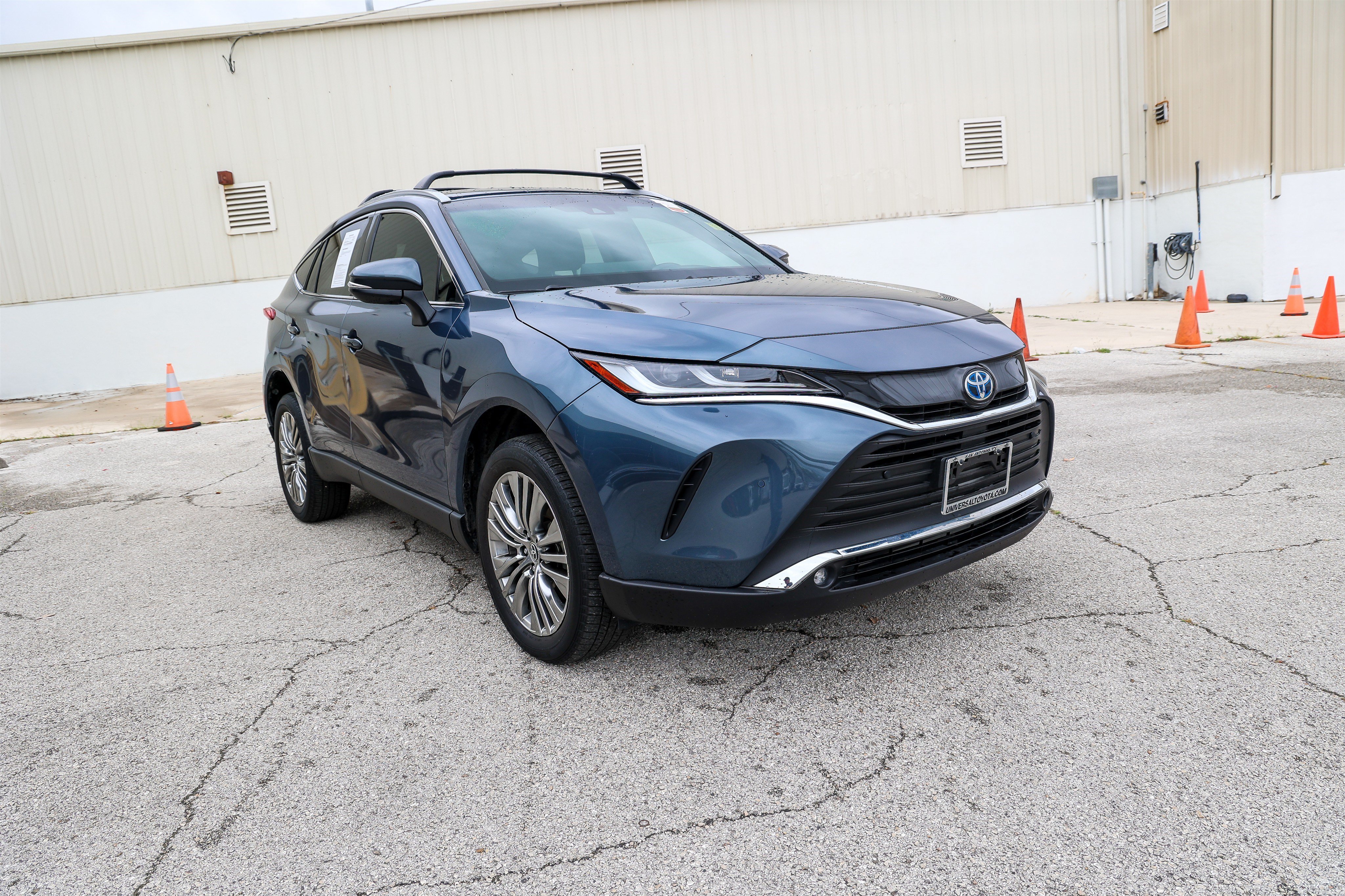 Certified 2024 Toyota Venza XLE AWD/4WD image 16