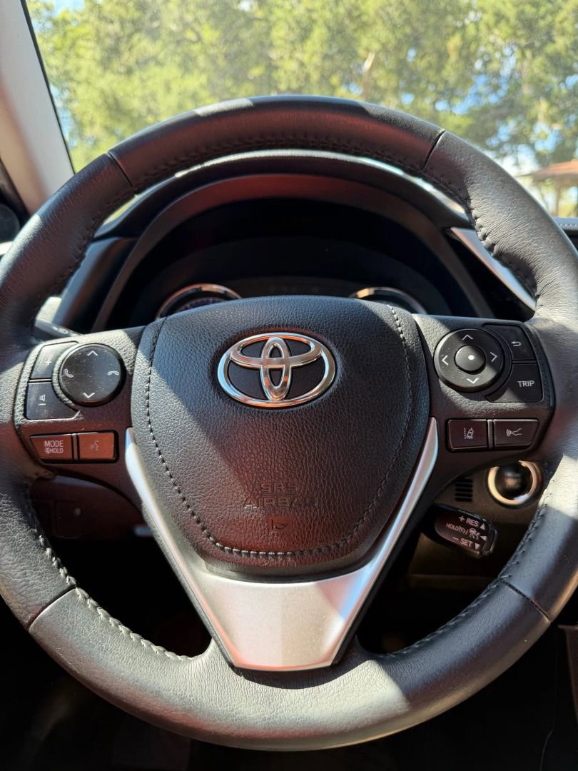 Used 2017 Toyota Corolla SE w/ SE Premium Package FWD image 19