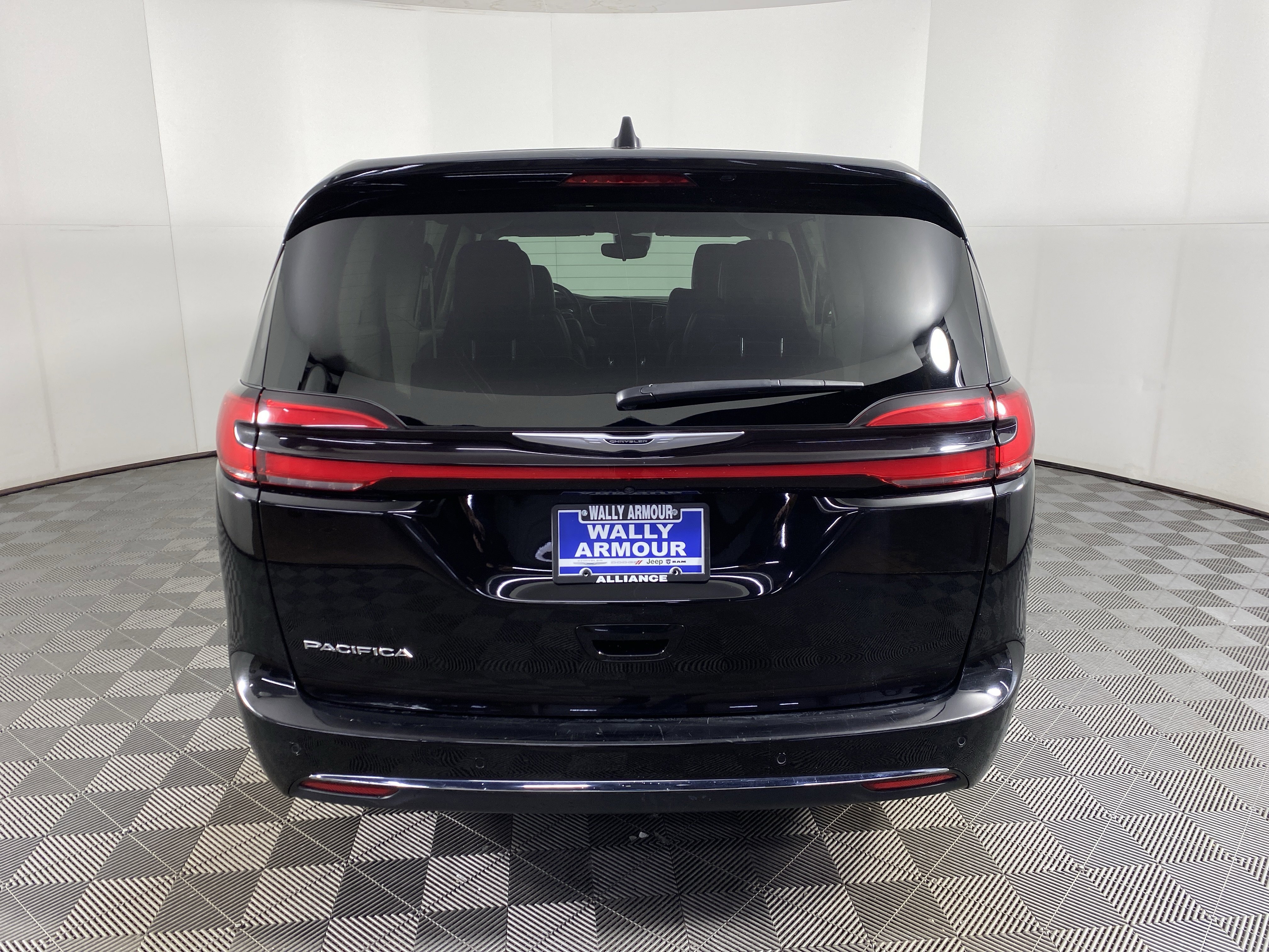 Used 2024 Chrysler Pacifica Touring-L image 8