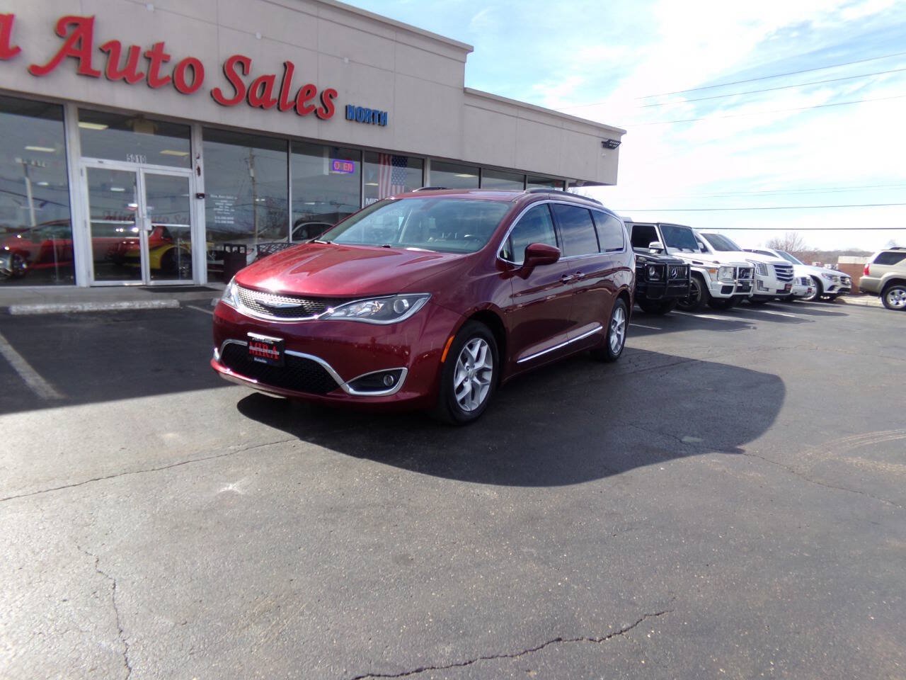 Used 2017 Chrysler Pacifica Touring-L w/ Tire & Wheel Group FWD image 3