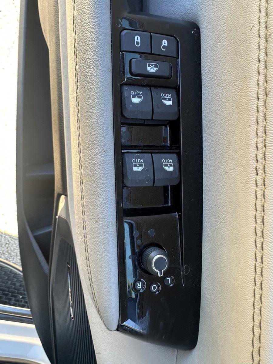 Used 2024 Jeep Wagoneer L Series II image 11