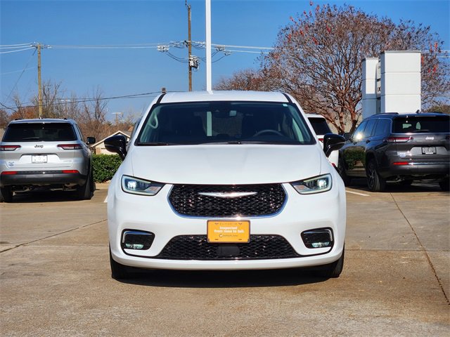 Used 2024 Chrysler Pacifica Touring-L video 2