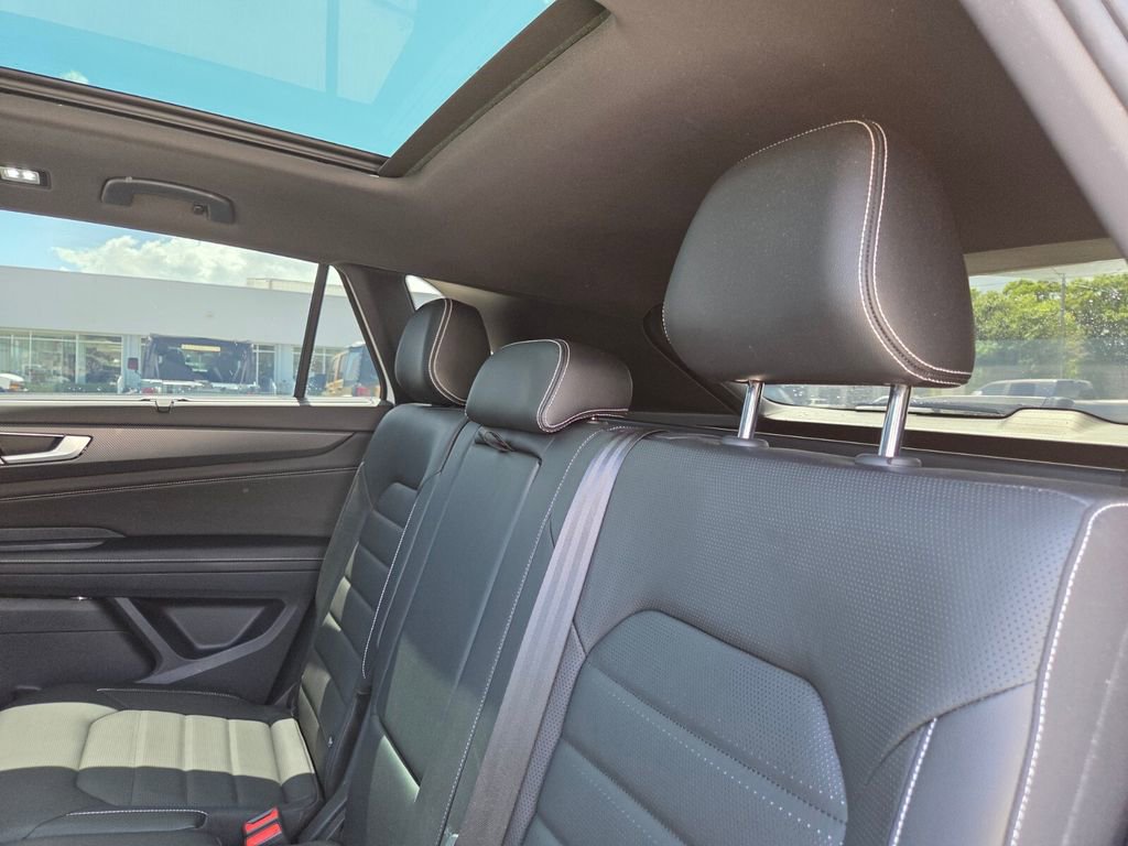 Used 2024 Volkswagen Atlas Cross Sport SEL R-Line AWD/4WD image 17