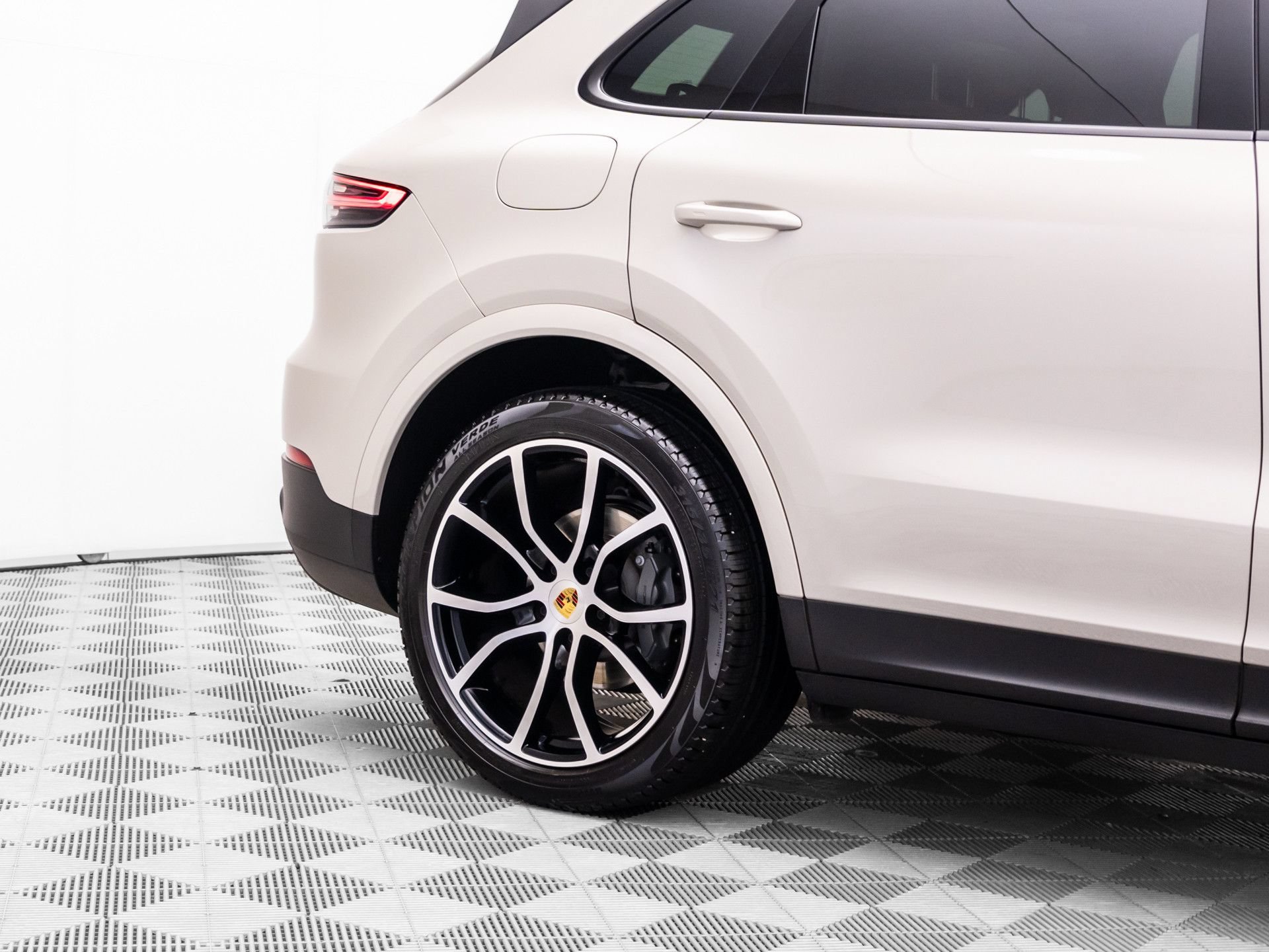 Certified 2023 Porsche Cayenne S AWD/4WD image 33