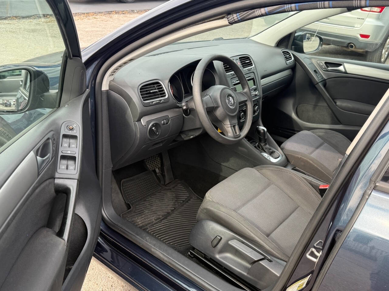 Used 2014 Volkswagen Golf 4-Door image 2