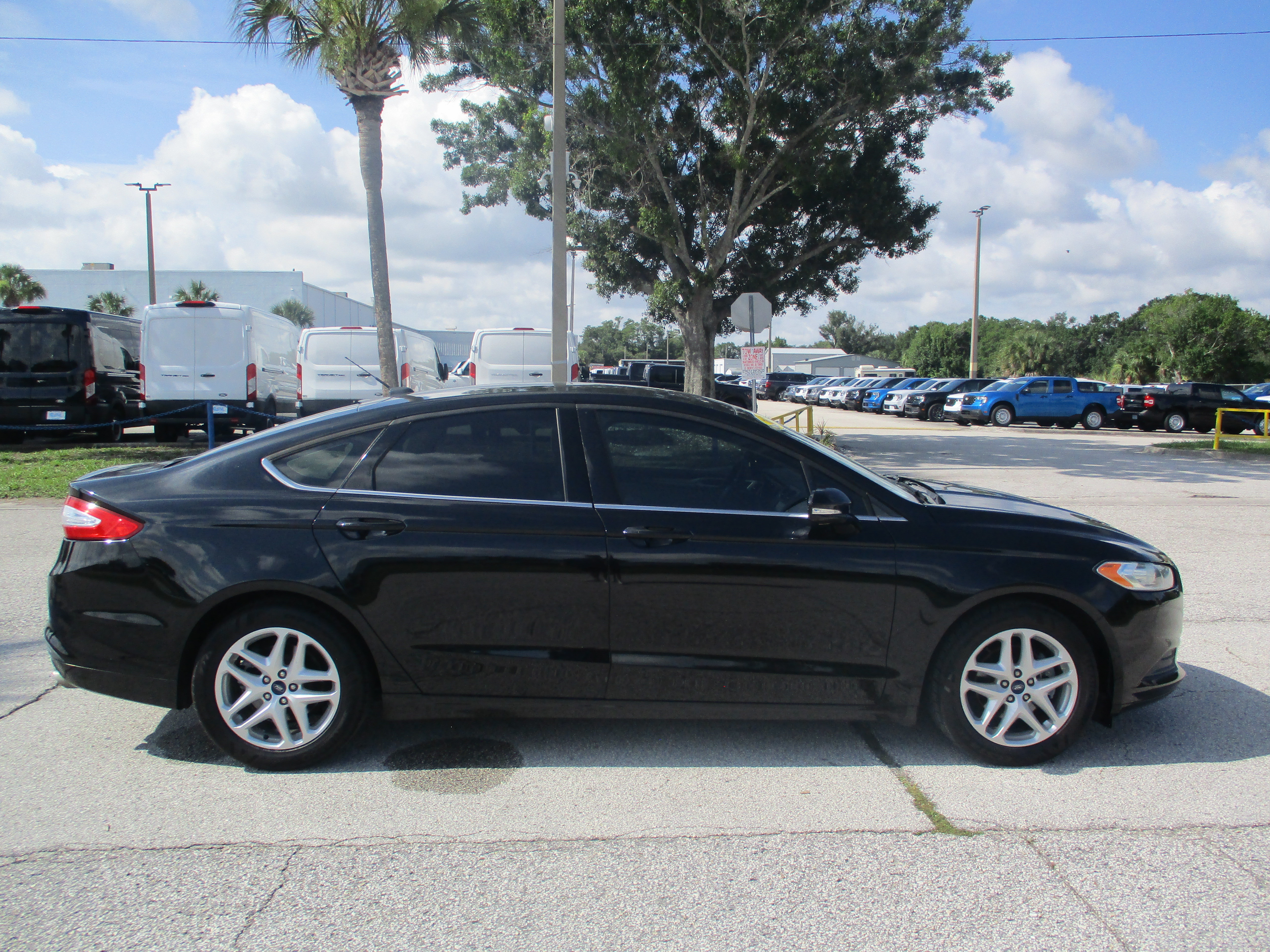 Used 2016 Ford Fusion SE FWD image 8