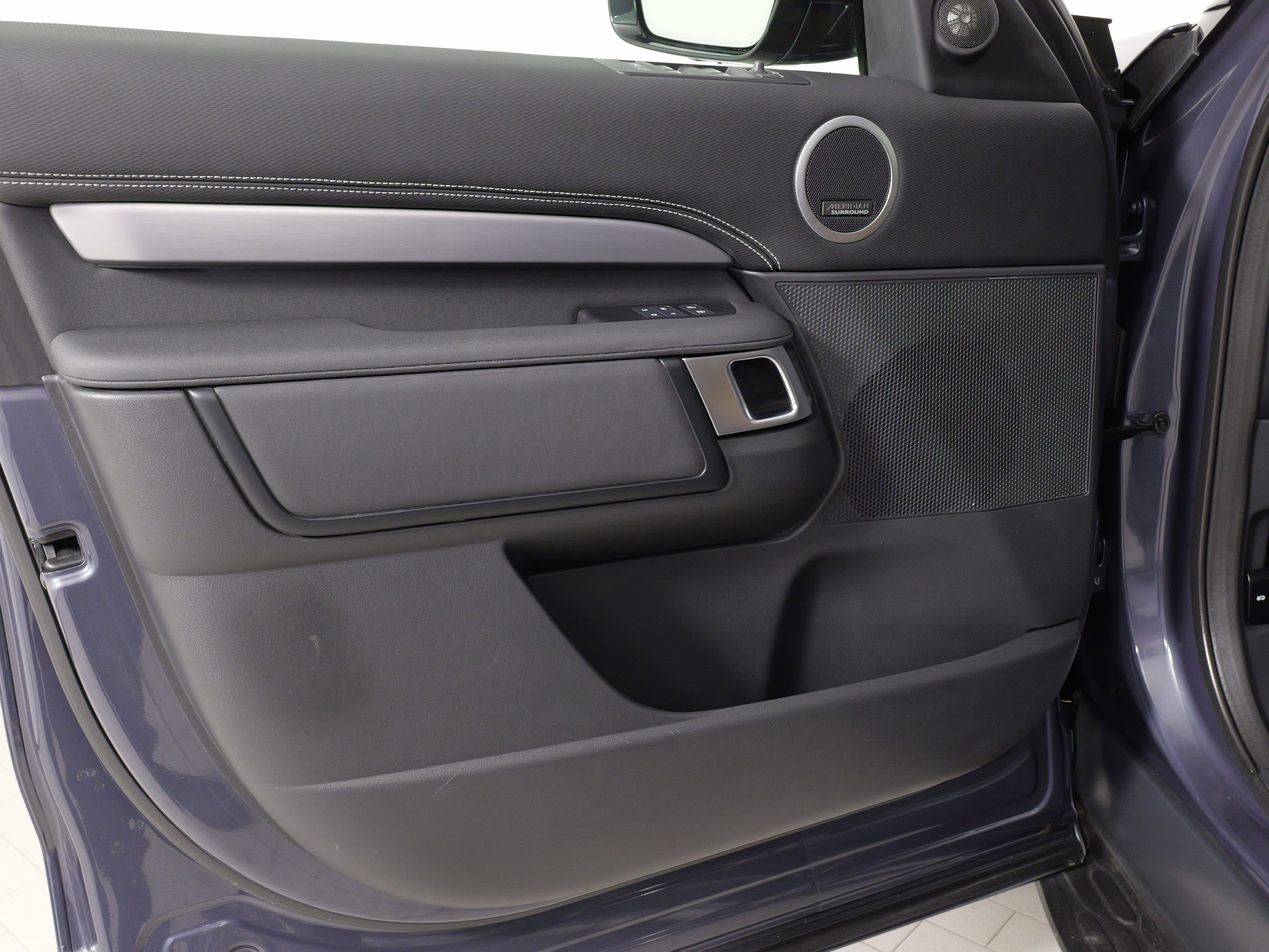 Used 2024 Land Rover Discovery Dynamic SE image 18