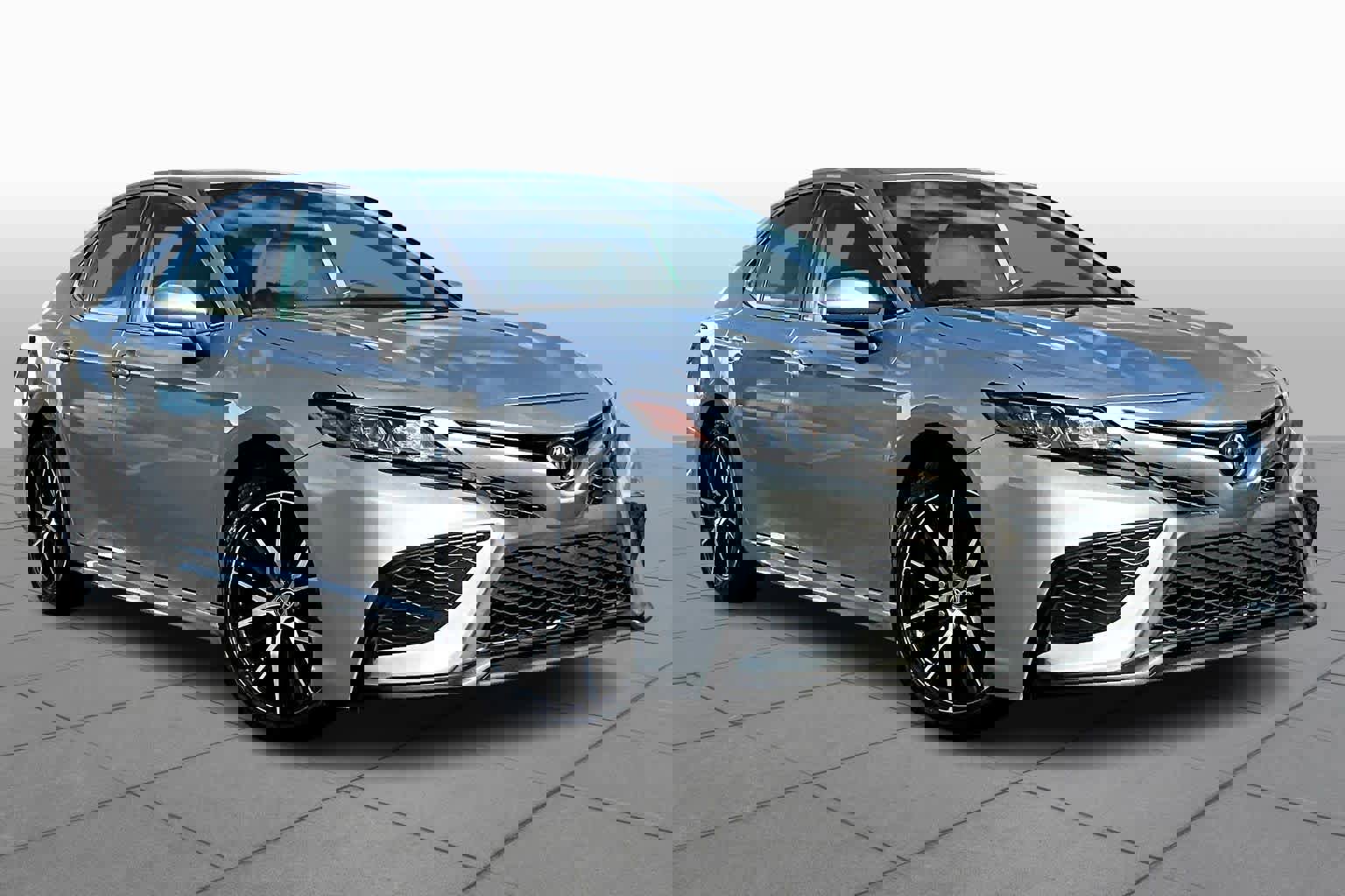 Used 2023 Toyota Camry SE image 2