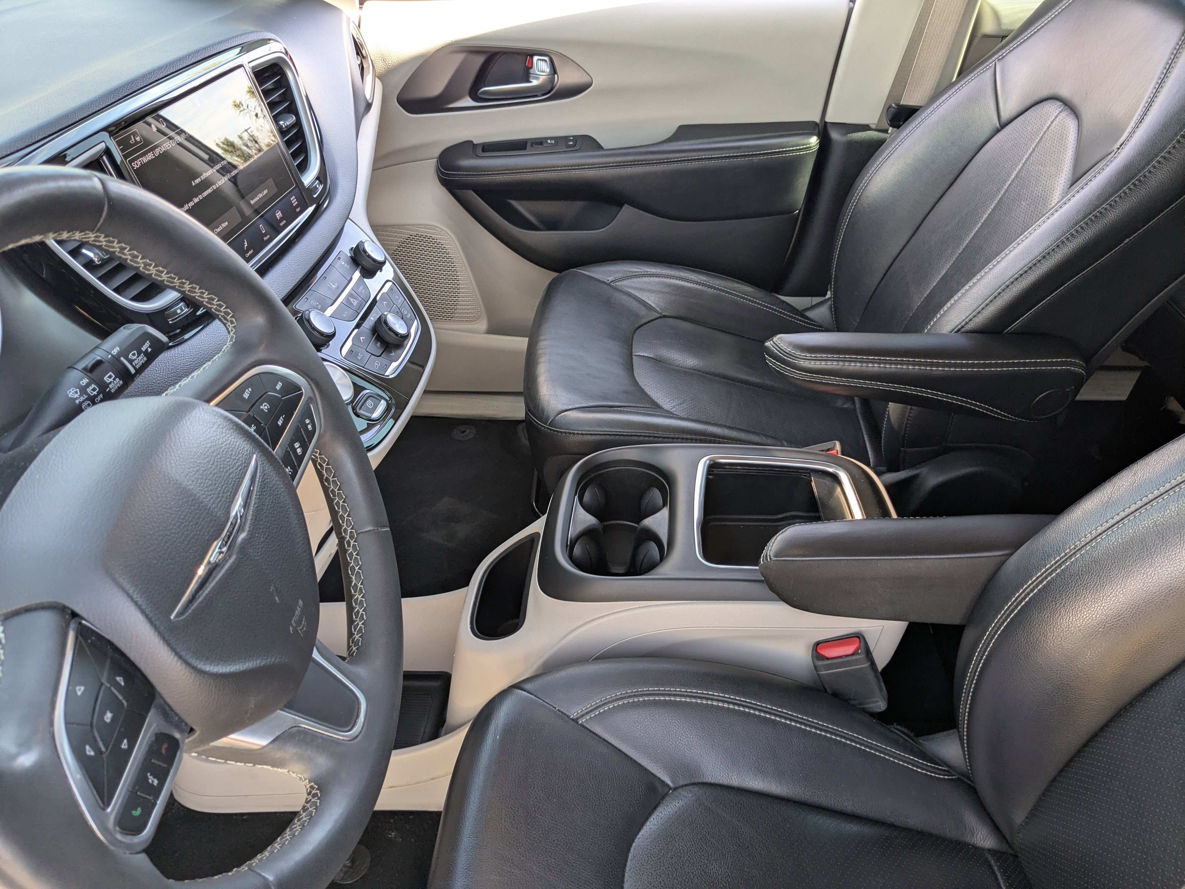 Used 2022 Chrysler Pacifica Touring-L image 28