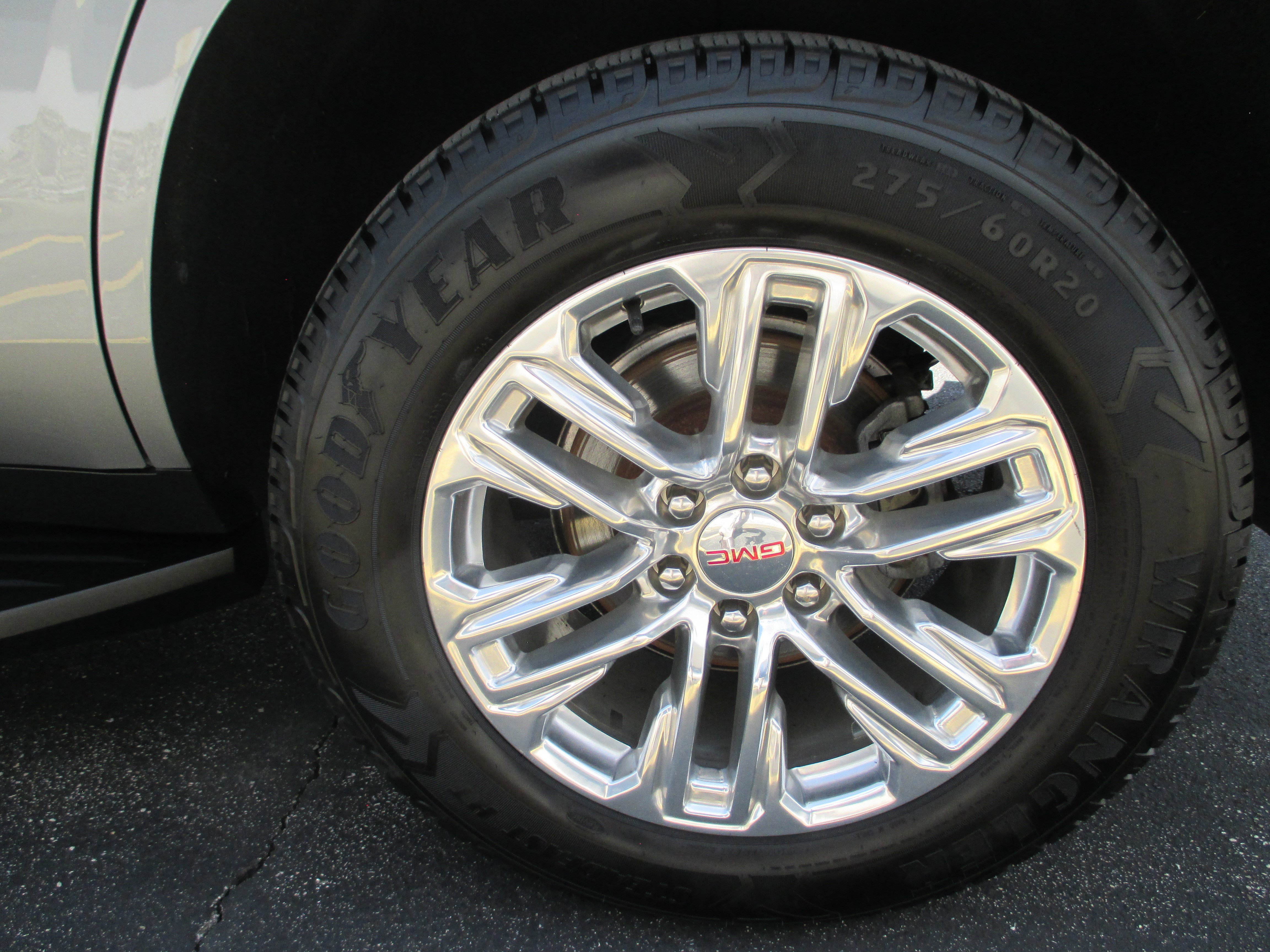 Used 2023 GMC Yukon SLE w/ Gmc Pro Safety Plus Package AWD/4WD image 9