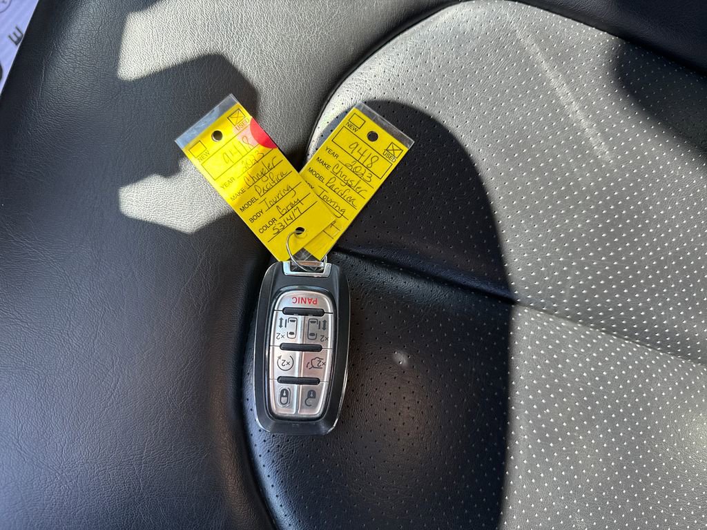 Used 2023 Chrysler Pacifica Touring-L image 32