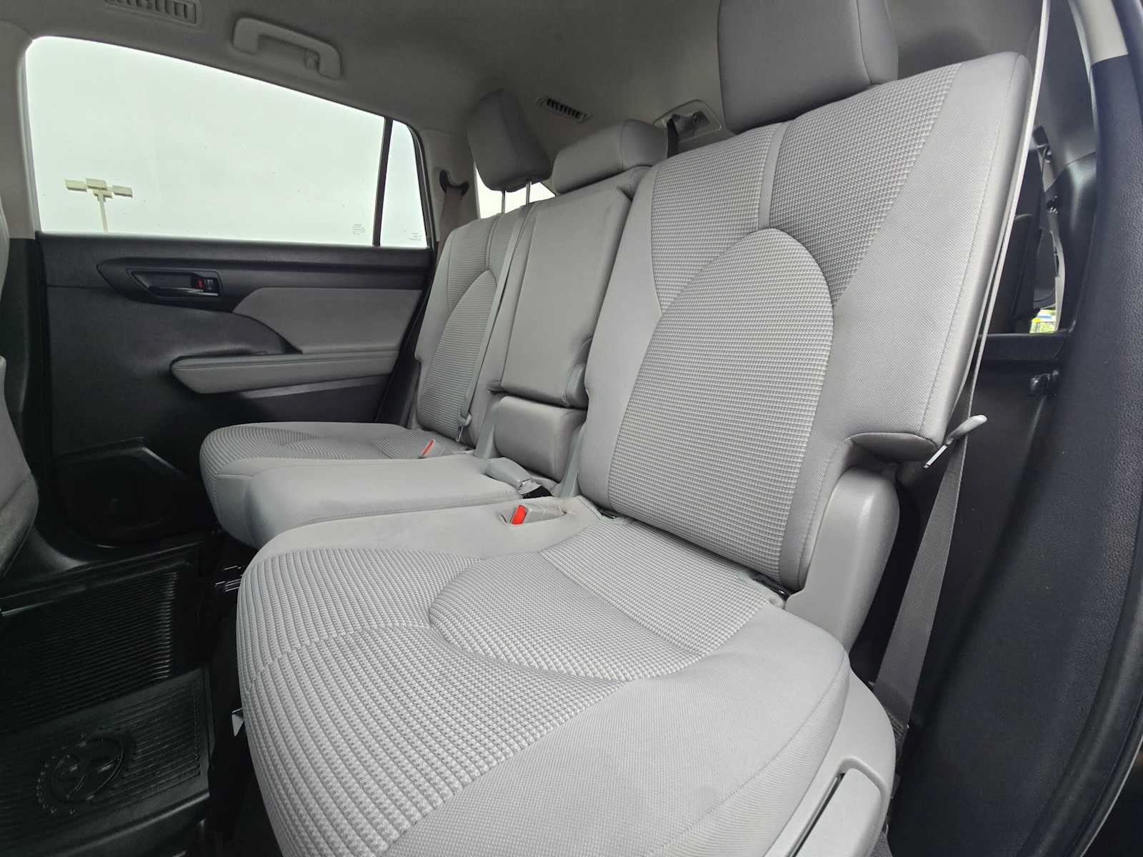 Used 2023 Toyota Highlander LE AWD/4WD image 17