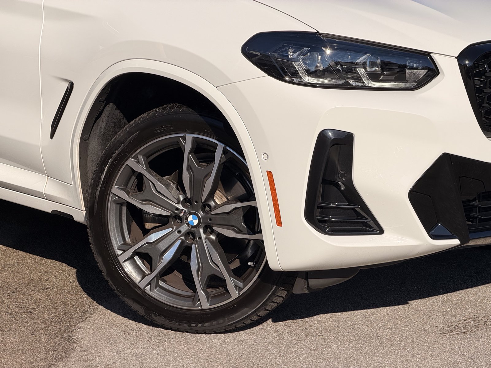 Used 2024 BMW X4 xDrive30i AWD/4WD image 3