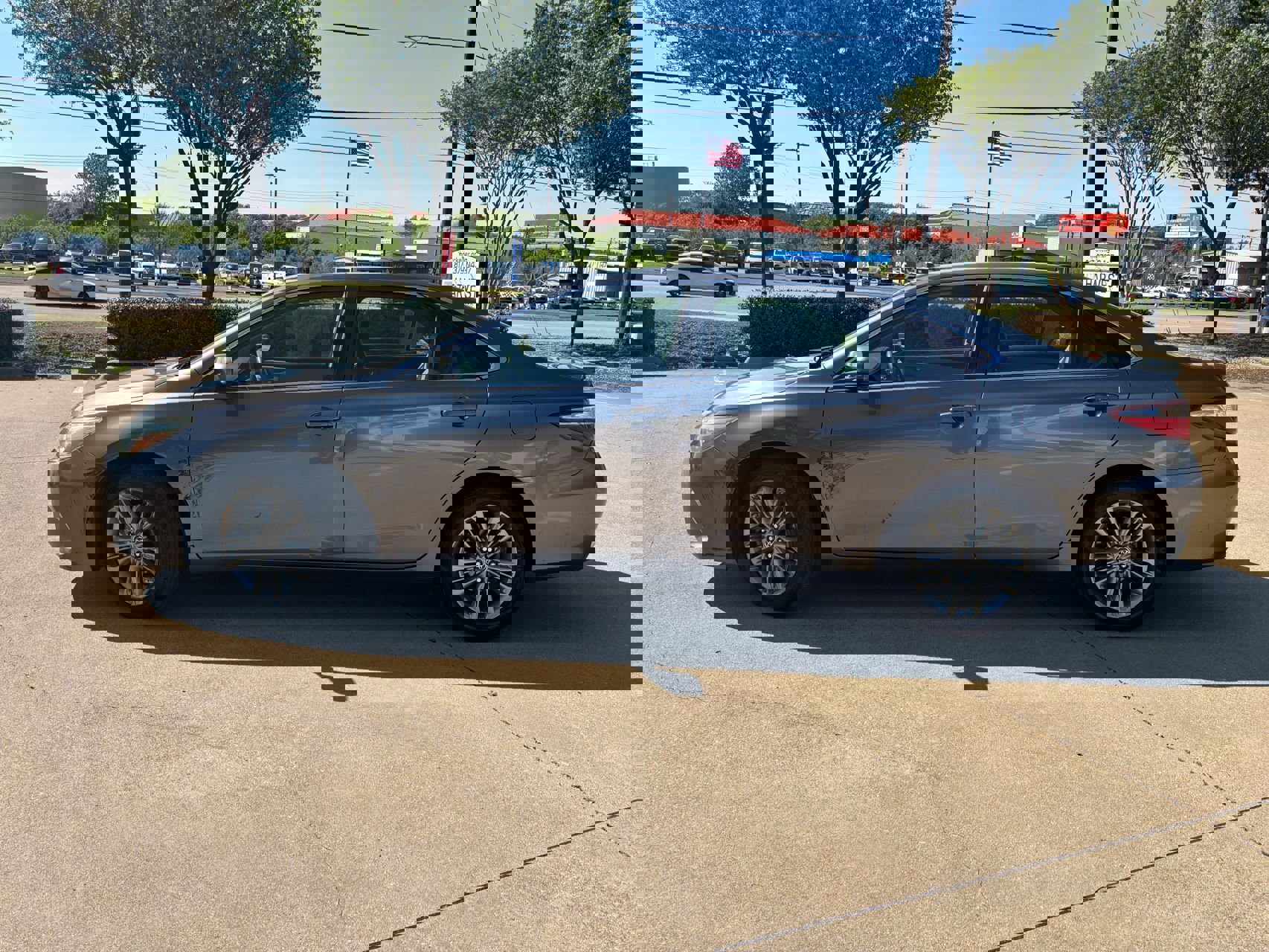 Used 2016 Toyota Camry SE image 10