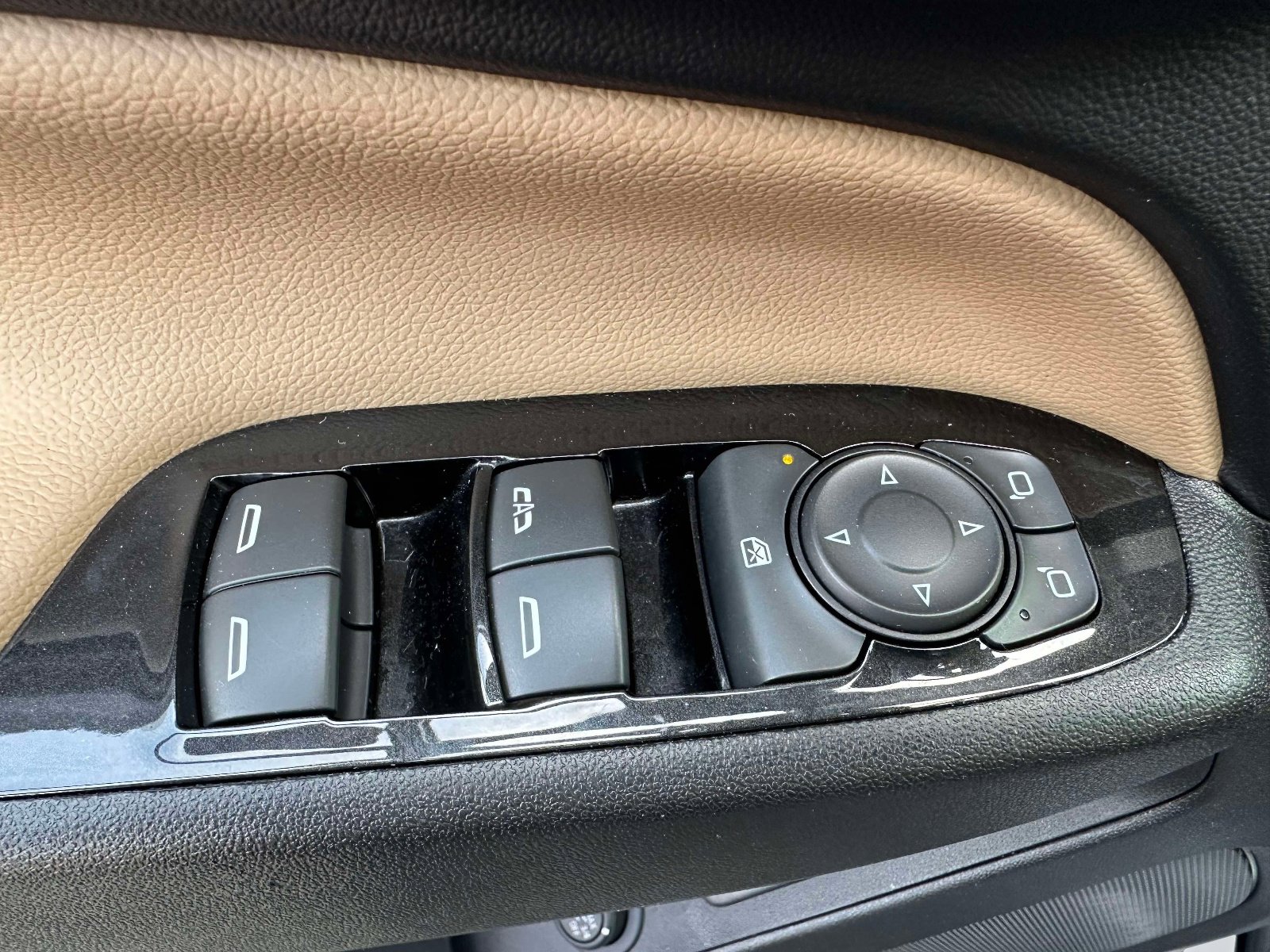 Used 2023 Chevrolet Equinox Premier FWD image 19