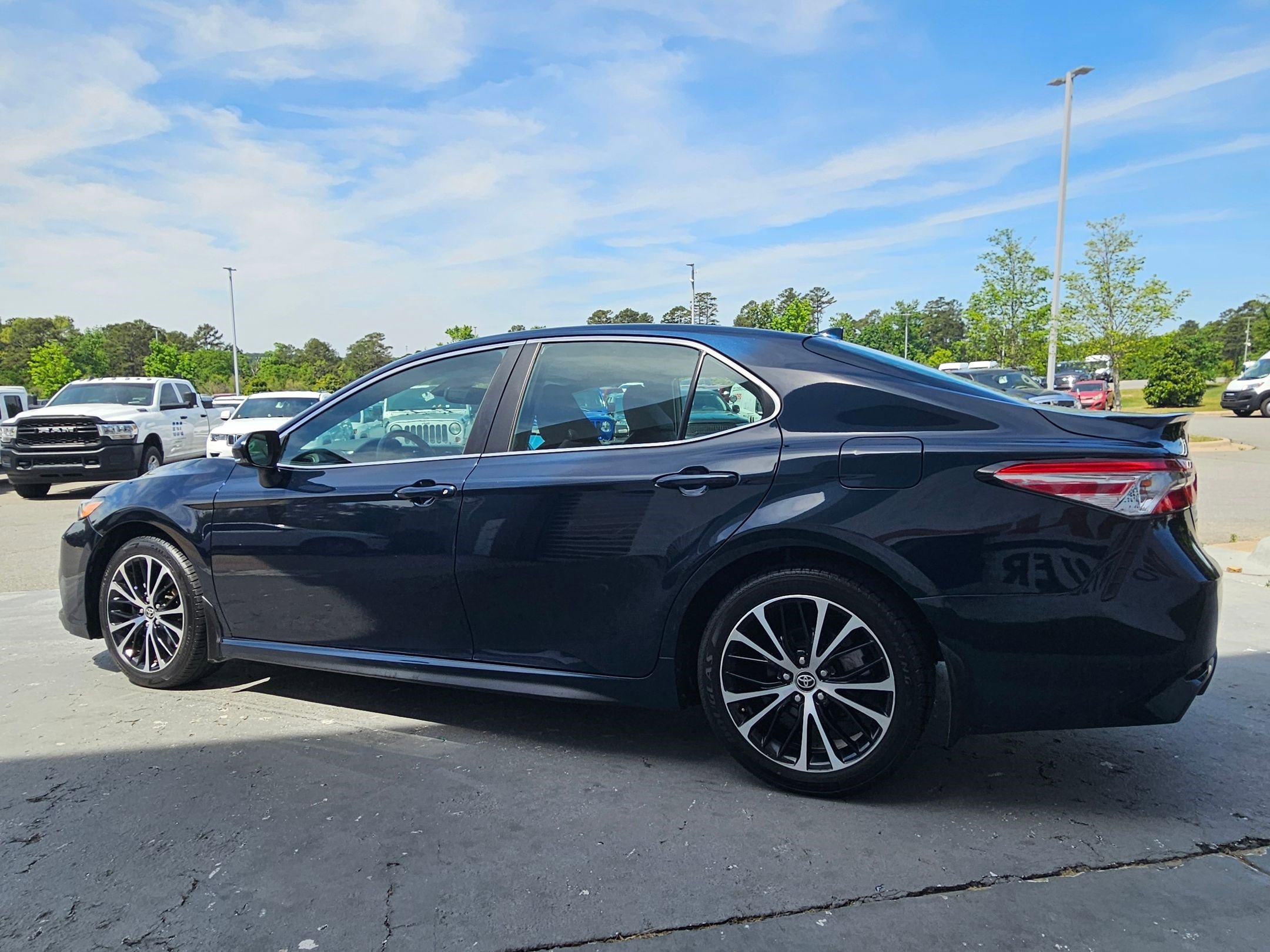 Used 2020 Toyota Camry SE w/ Convenience Package image 5