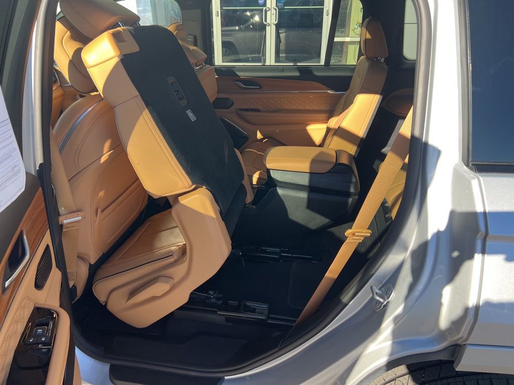 Used 2024 Jeep Grand Cherokee L Summit AWD/4WD image 18